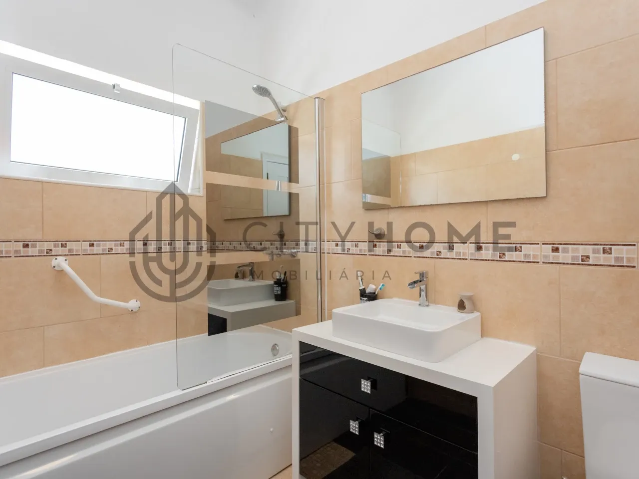 Contemporary 3-Bedroom House with Expansive Pool and Garden in Lagoa Portugal - View image 24 of 46