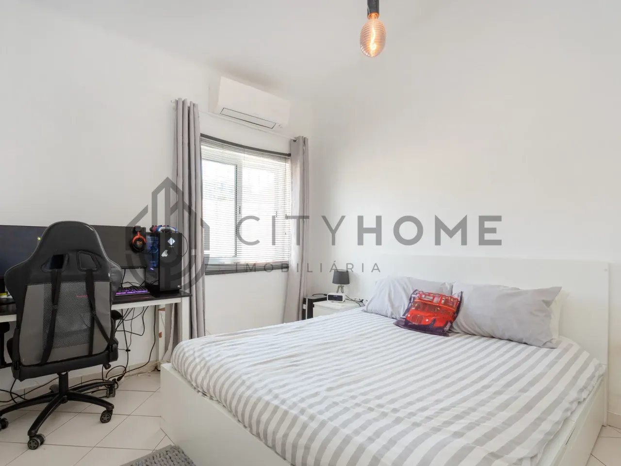 Contemporary 3-Bedroom House with Expansive Pool and Garden in Lagoa Portugal - View image 26 of 46