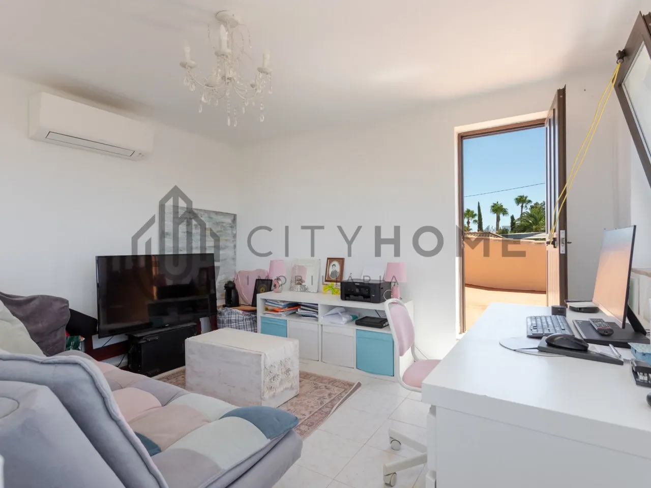 Contemporary 3-Bedroom House with Expansive Pool and Garden in Lagoa Portugal - View image 28 of 46