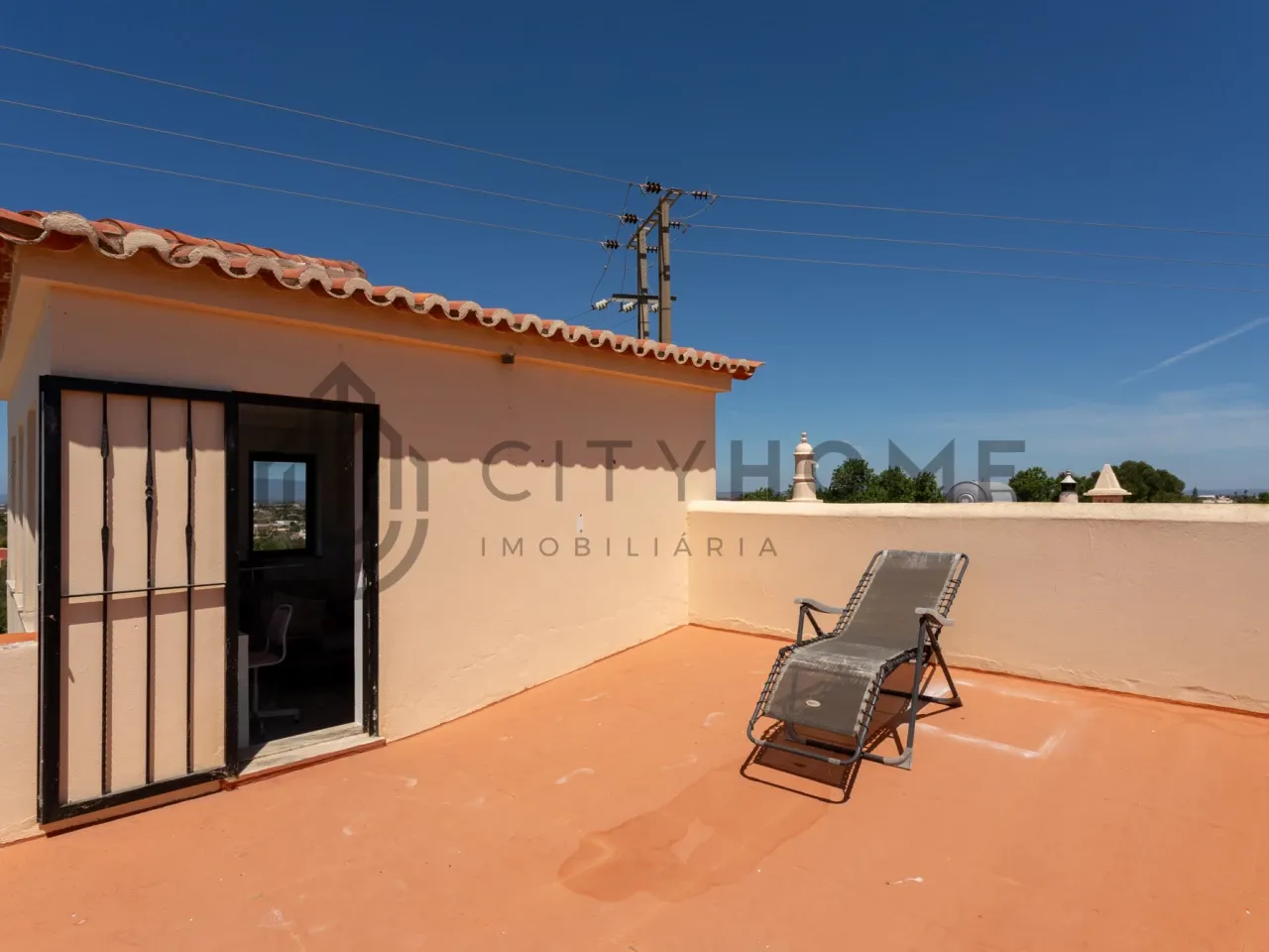 Contemporary 3-Bedroom House with Expansive Pool and Garden in Lagoa Portugal - View image 30 of 46