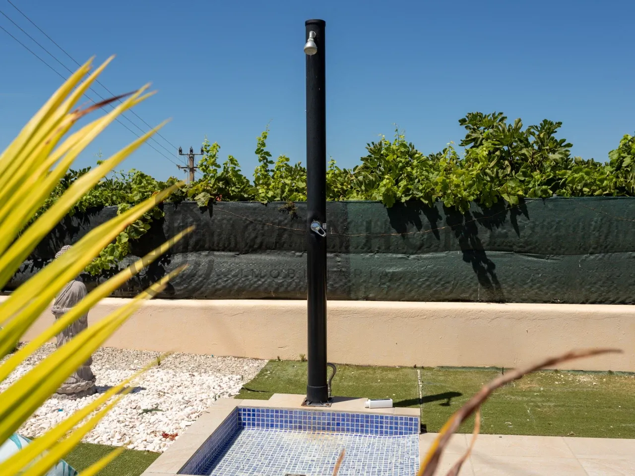 Contemporary 3-Bedroom House with Expansive Pool and Garden in Lagoa Portugal - View image 32 of 46