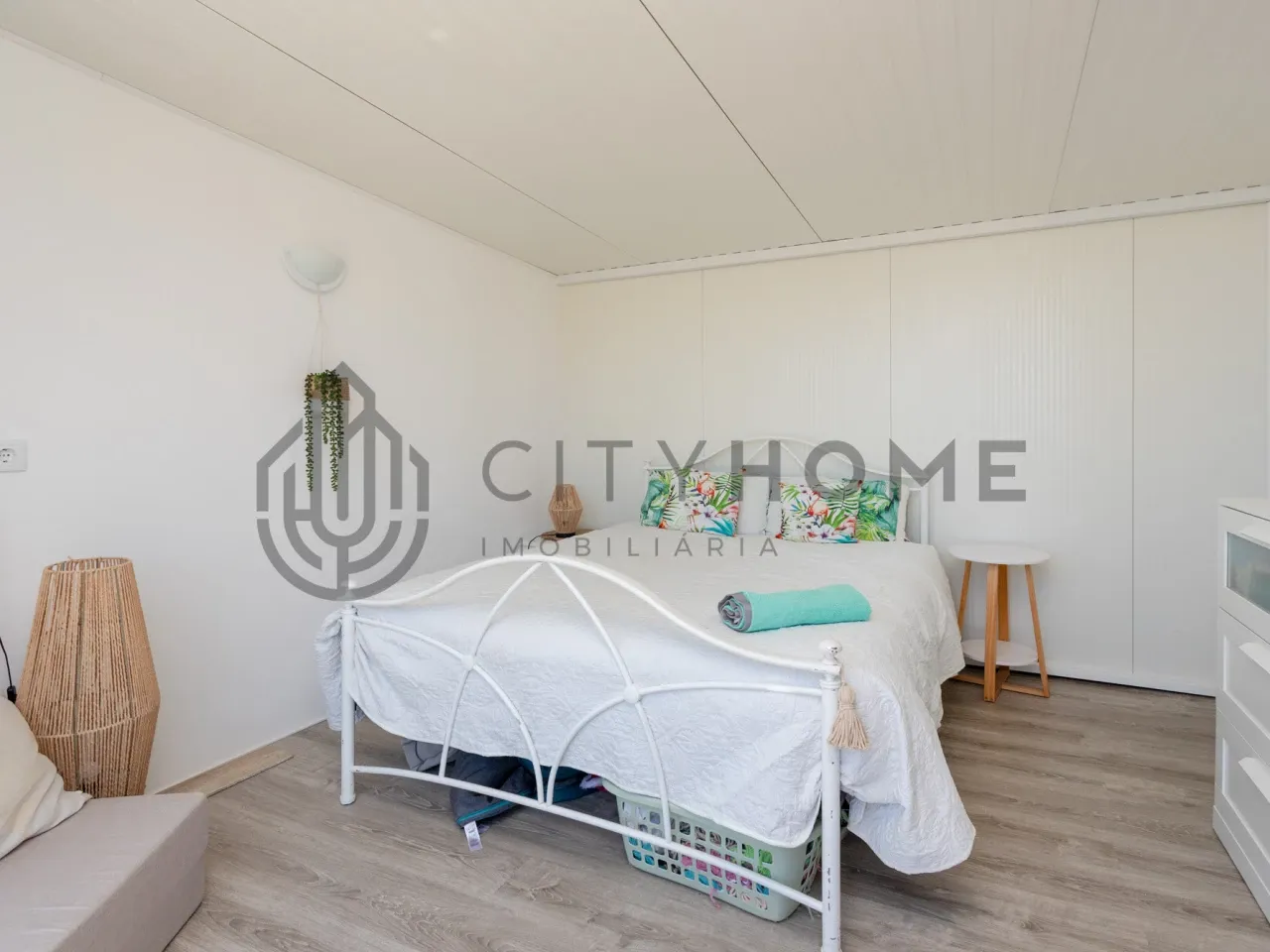 Contemporary 3-Bedroom House with Expansive Pool and Garden in Lagoa Portugal - View image 37 of 46