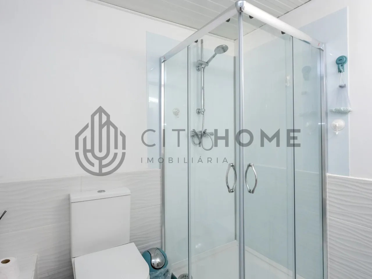 Contemporary 3-Bedroom House with Expansive Pool and Garden in Lagoa Portugal - View image 39 of 46