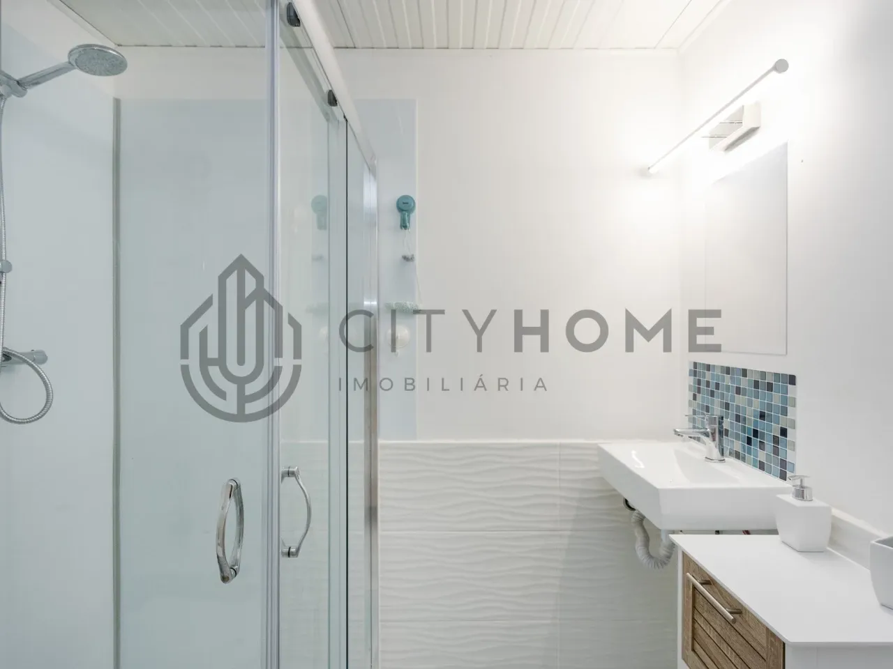 Contemporary 3-Bedroom House with Expansive Pool and Garden in Lagoa Portugal - View image 40 of 46