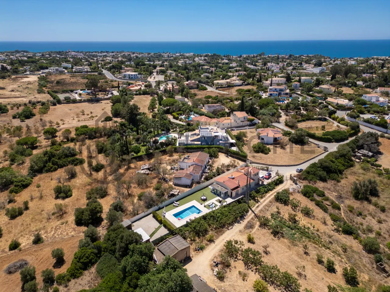 Contemporary 3-Bedroom House with Expansive Pool and Garden in Lagoa Portugal - View image 42 of 46