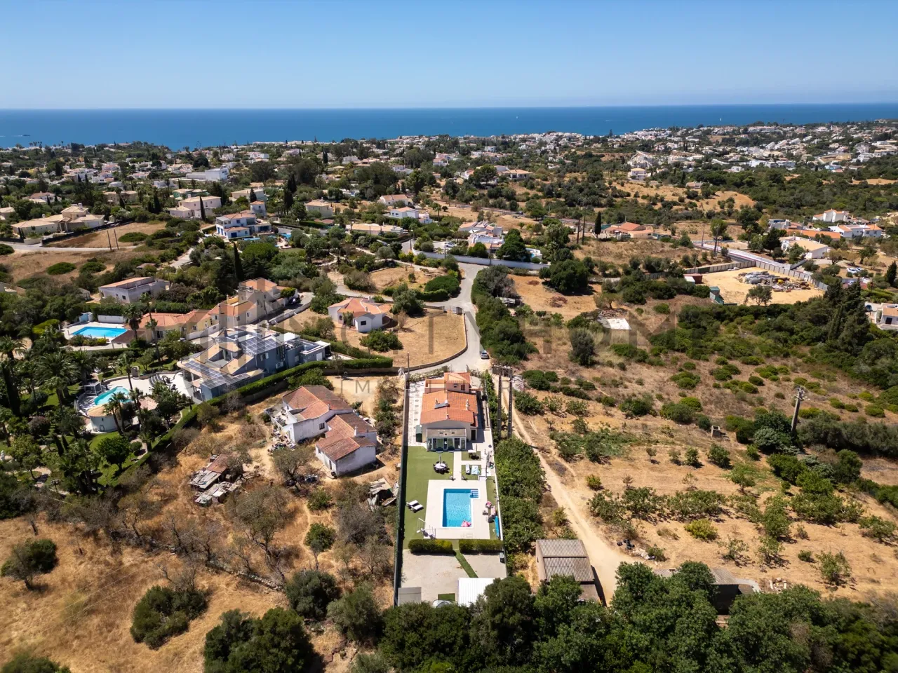 Contemporary 3-Bedroom House with Expansive Pool and Garden in Lagoa Portugal - View image 44 of 46