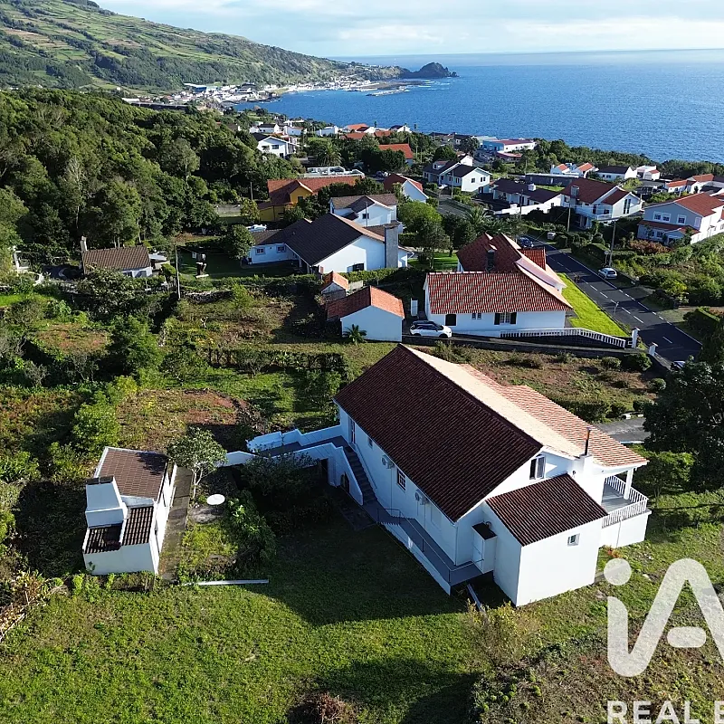 Spacious 5-Bedroom Family House with Expansive Garden in Lajes do Pico