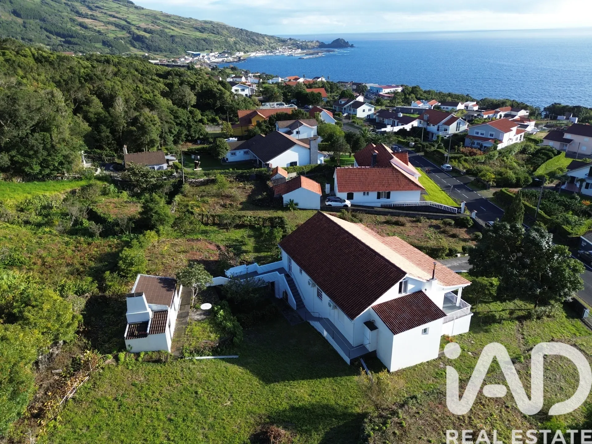 Spacious 5-Bedroom Family House with Expansive Garden in Lajes do Pico - Image 1