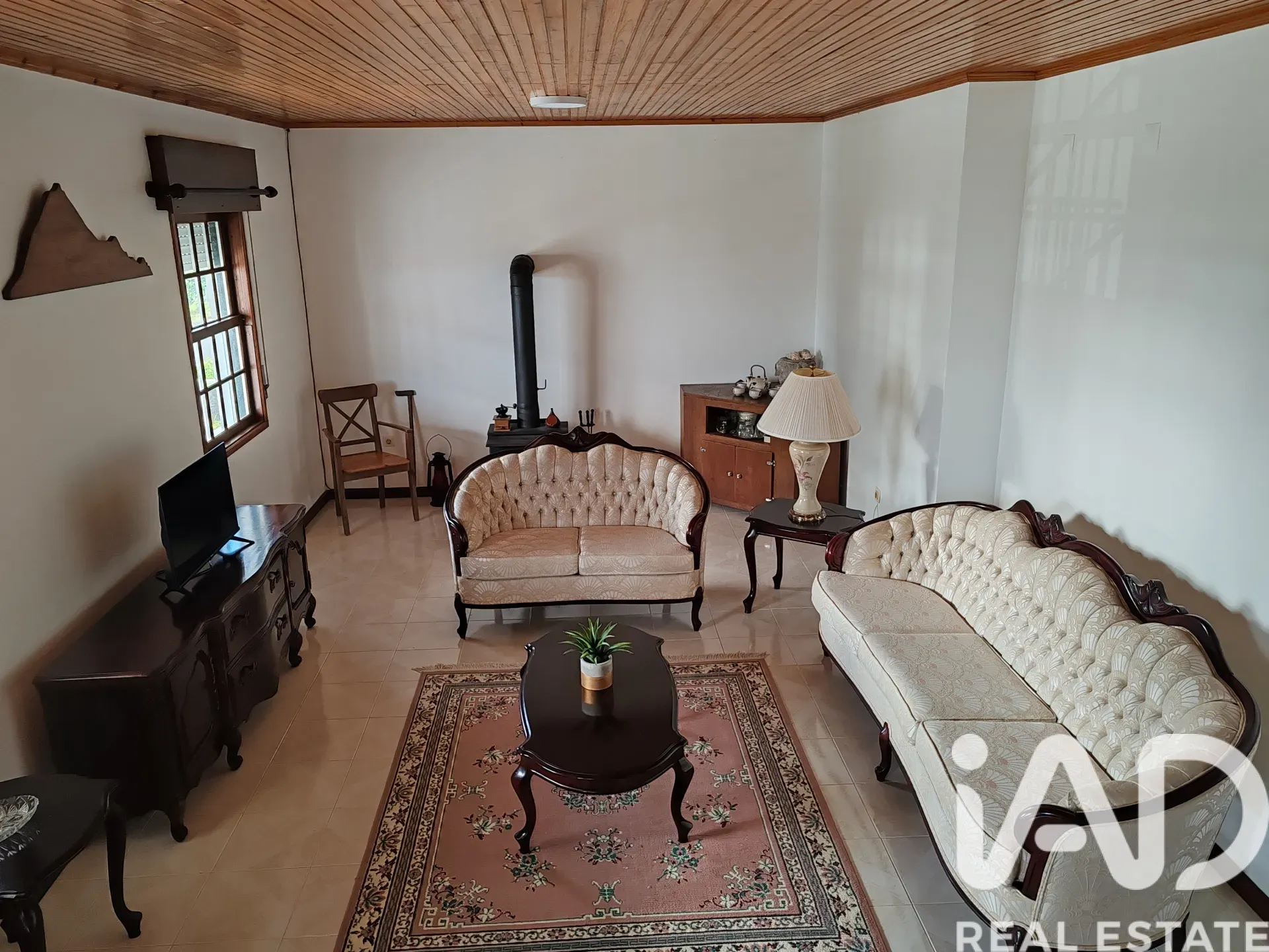 Spacious 5-Bedroom Family House with Expansive Garden in Lajes do Pico - Image 3