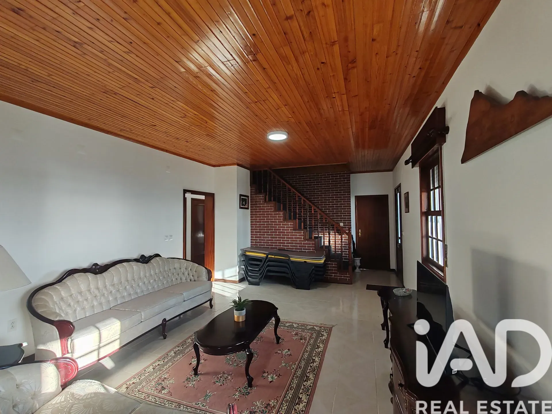 Spacious 5-Bedroom Family House with Expansive Garden in Lajes do Pico - Image 4