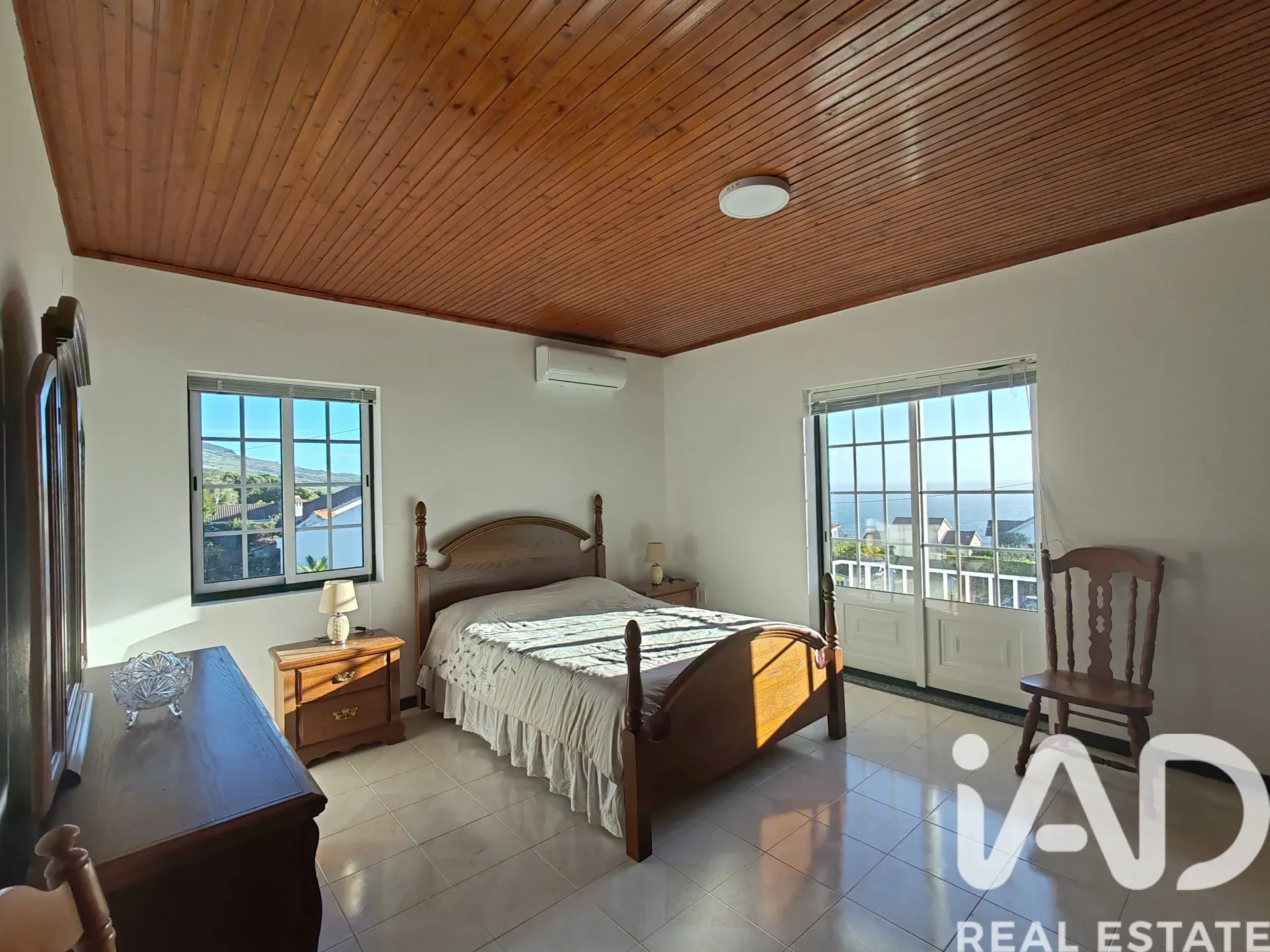 Spacious 5-Bedroom Family House with Expansive Garden in Lajes do Pico - Image 5