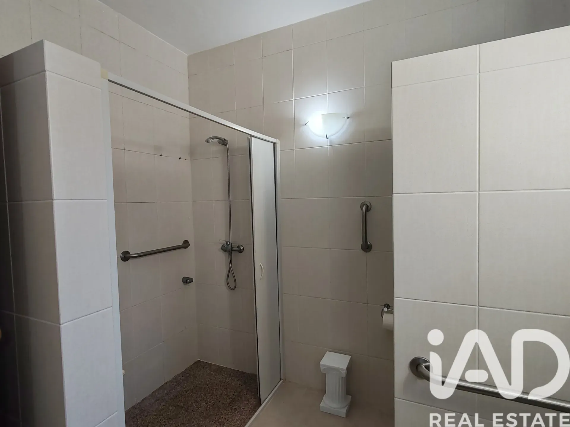 Spacious 5-Bedroom Family House with Expansive Garden in Lajes do Pico - View image 13 of 33