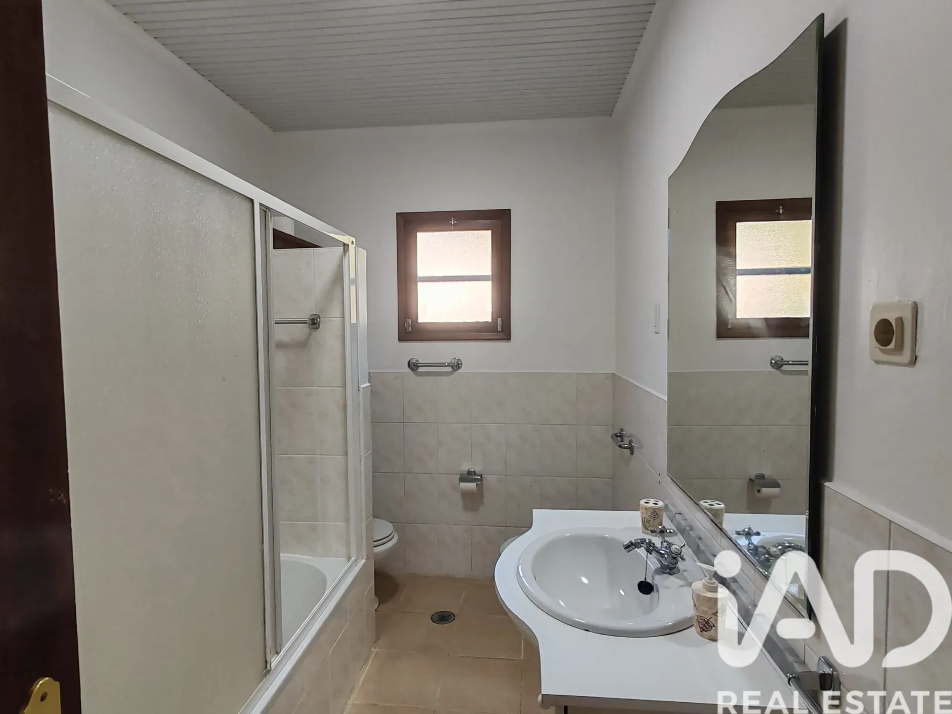 Spacious 5-Bedroom Family House with Expansive Garden in Lajes do Pico - View image 14 of 33