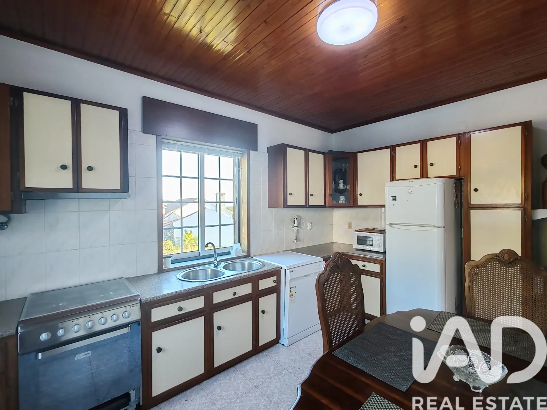 Spacious 5-Bedroom Family House with Expansive Garden in Lajes do Pico - View image 16 of 33