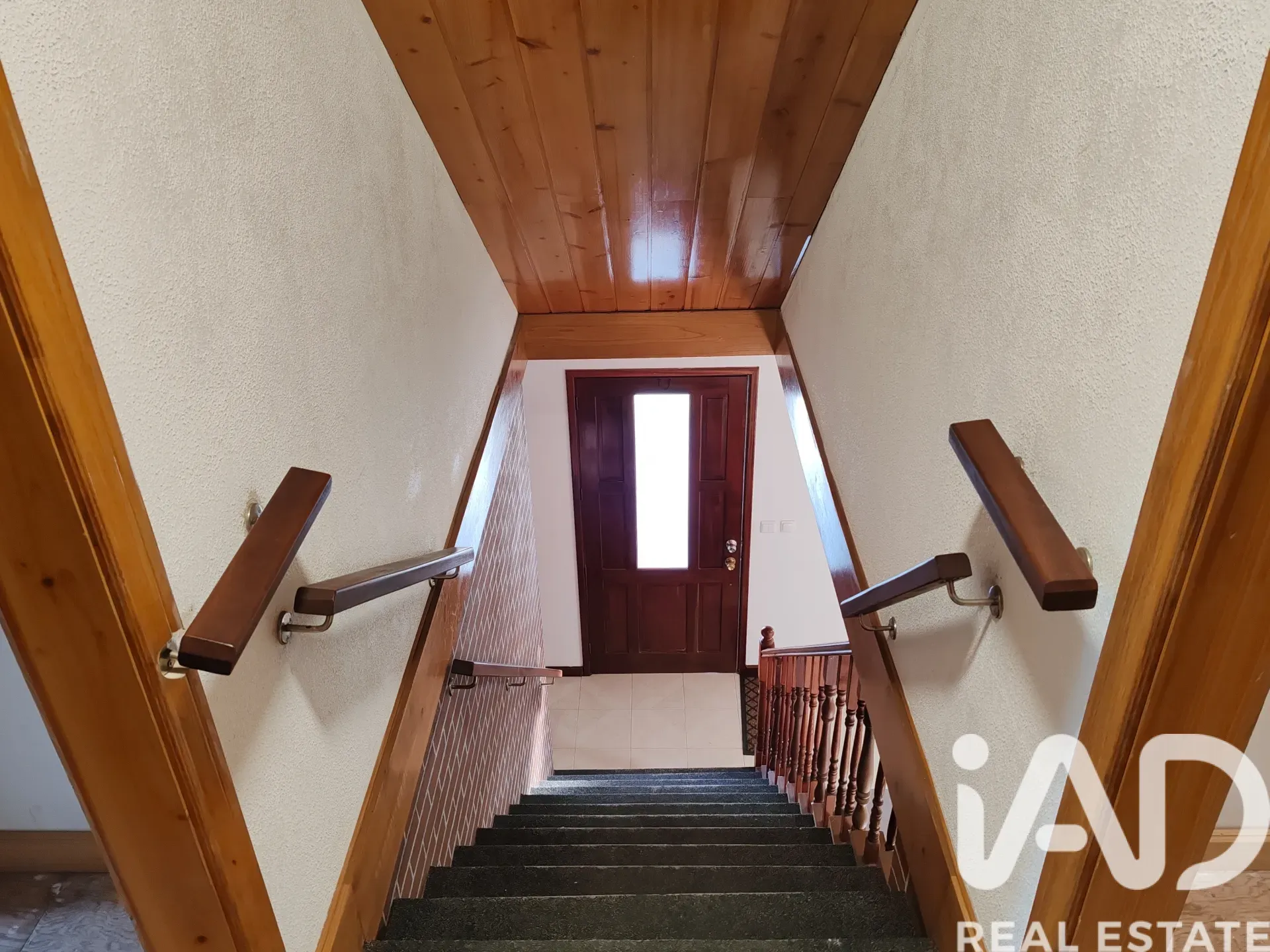 Spacious 5-Bedroom Family House with Expansive Garden in Lajes do Pico - View image 17 of 33