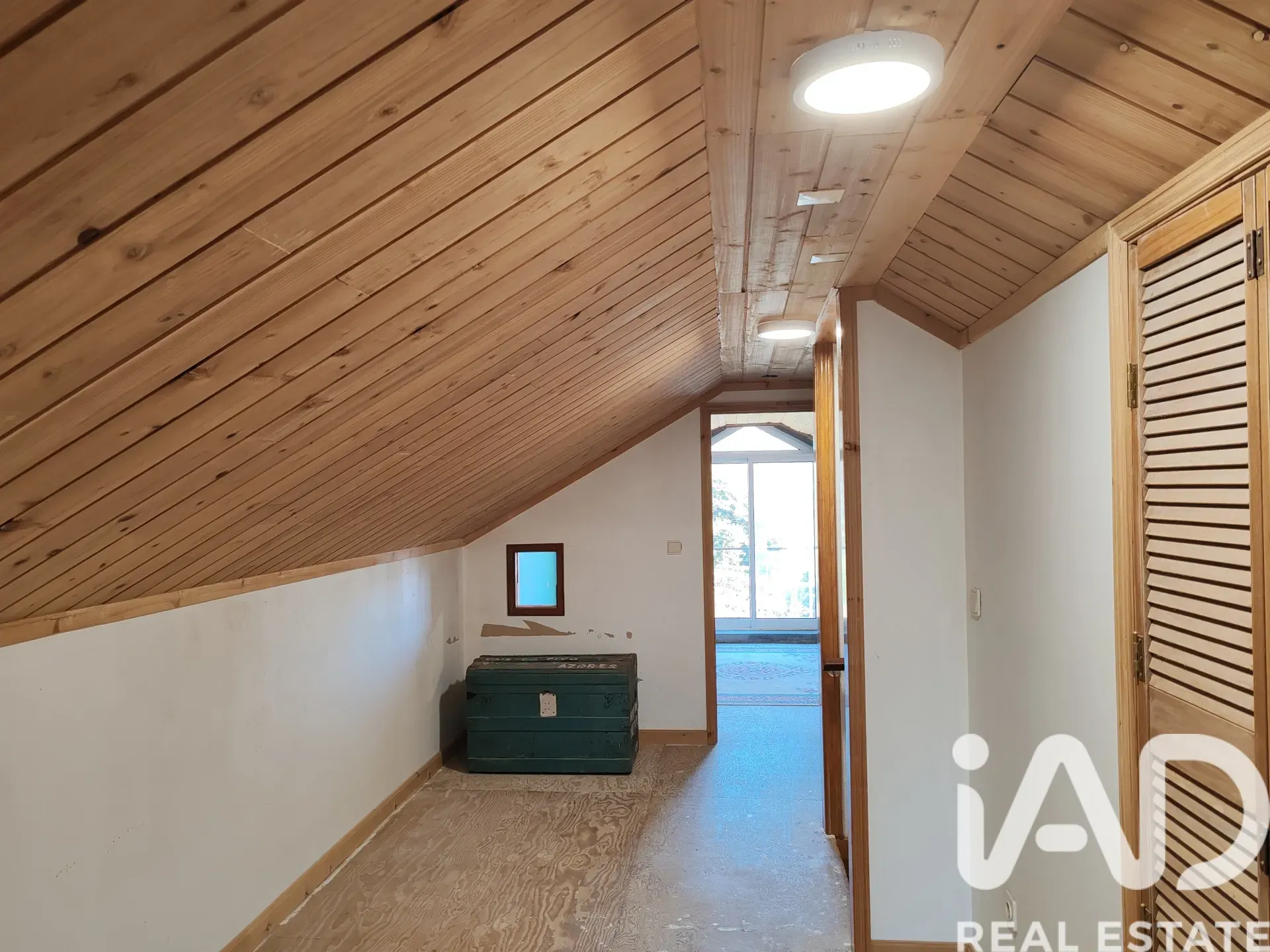 Spacious 5-Bedroom Family House with Expansive Garden in Lajes do Pico - View image 18 of 33