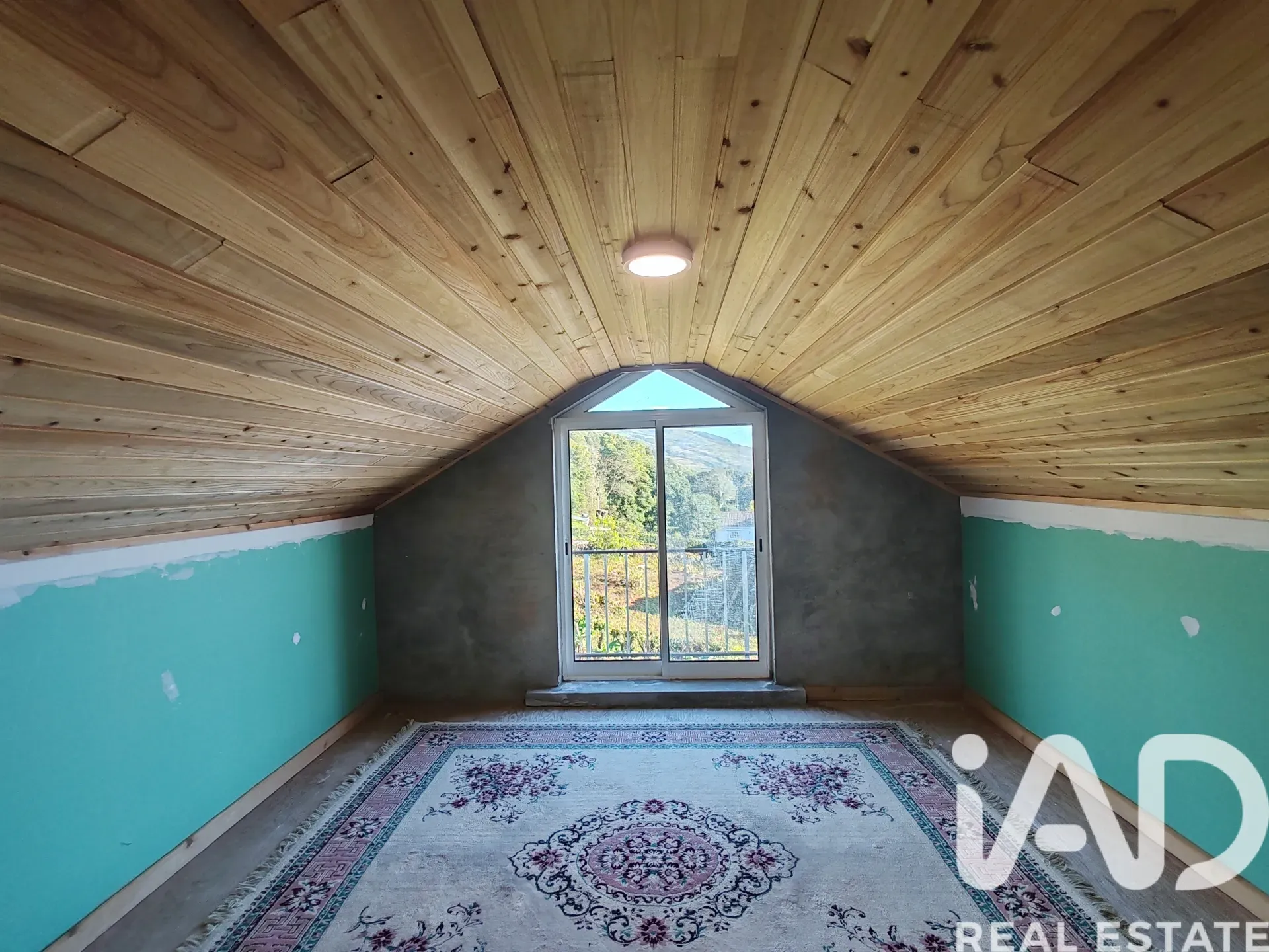 Spacious 5-Bedroom Family House with Expansive Garden in Lajes do Pico - View image 21 of 33