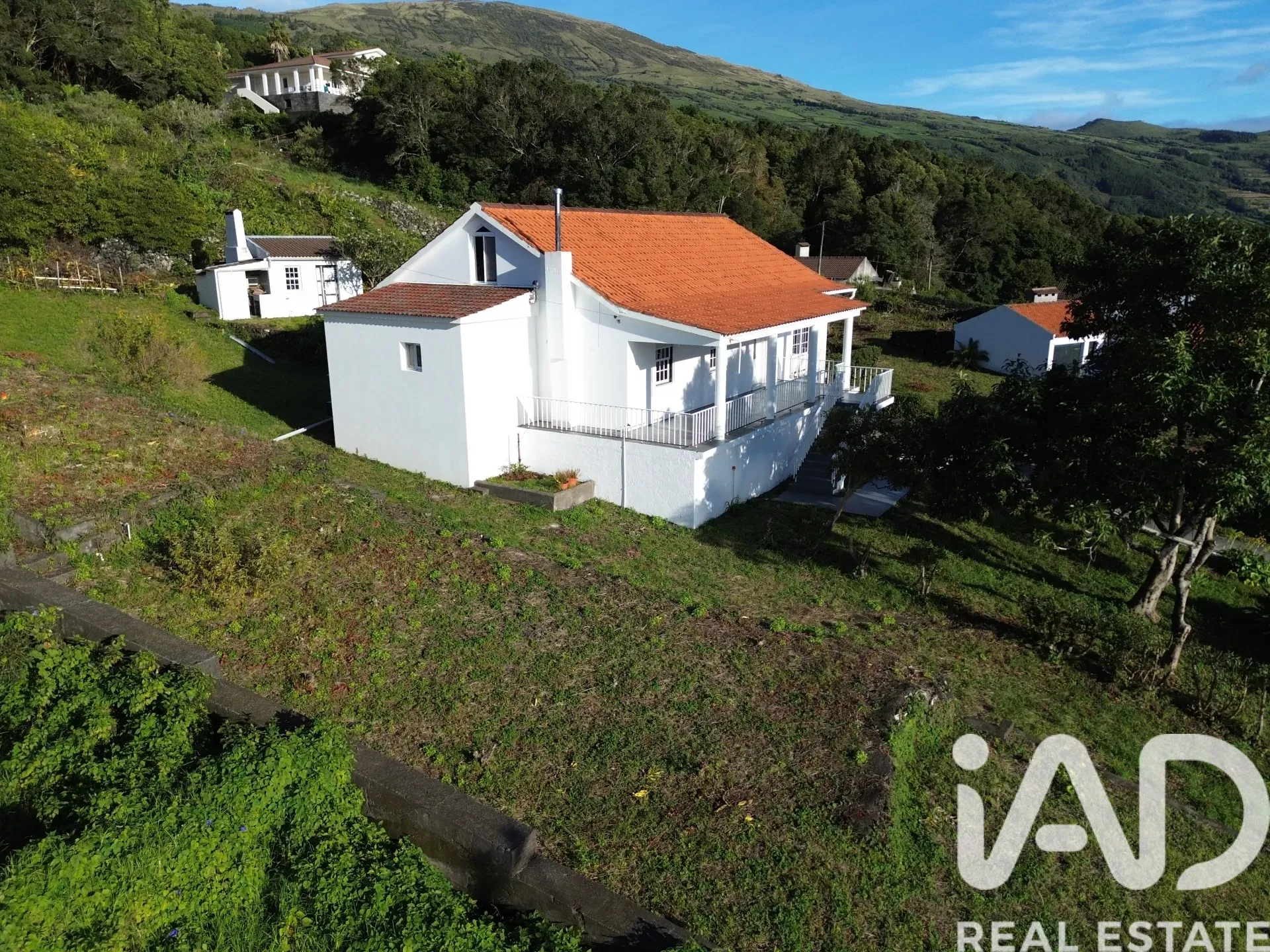 Spacious 5-Bedroom Family House with Expansive Garden in Lajes do Pico - View image 24 of 33