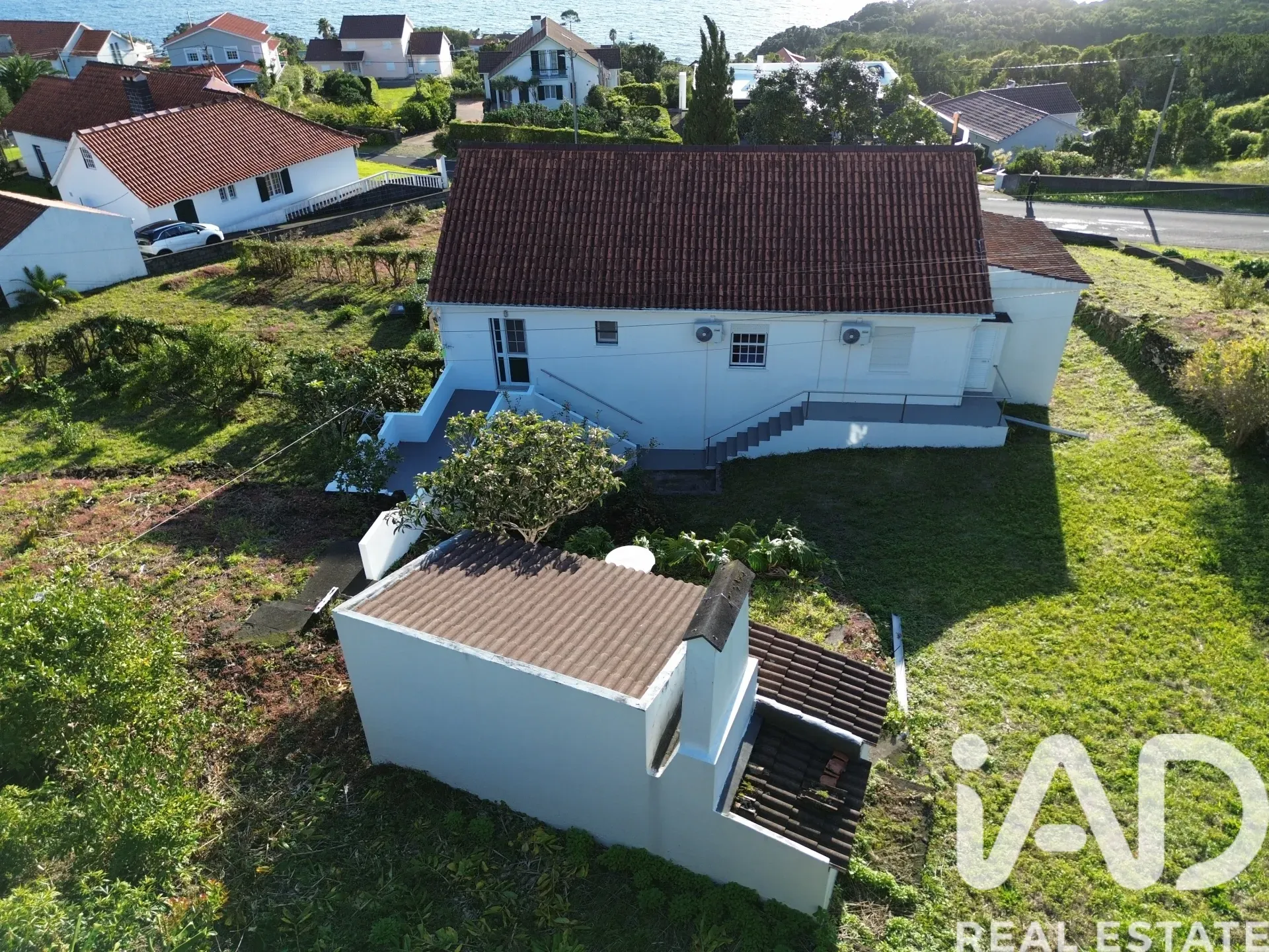 Spacious 5-Bedroom Family House with Expansive Garden in Lajes do Pico - View image 26 of 33