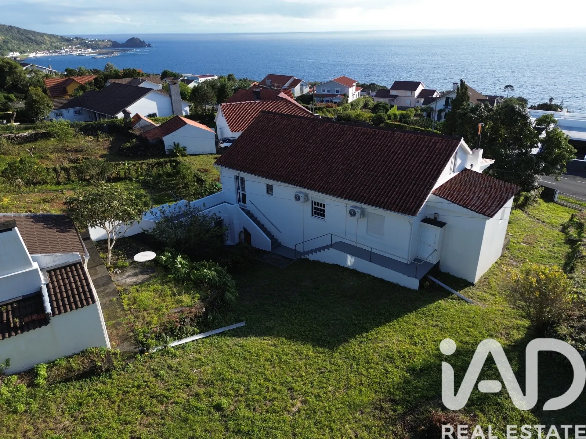 Spacious 5-Bedroom Family House with Expansive Garden in Lajes do Pico - View image 27 of 33