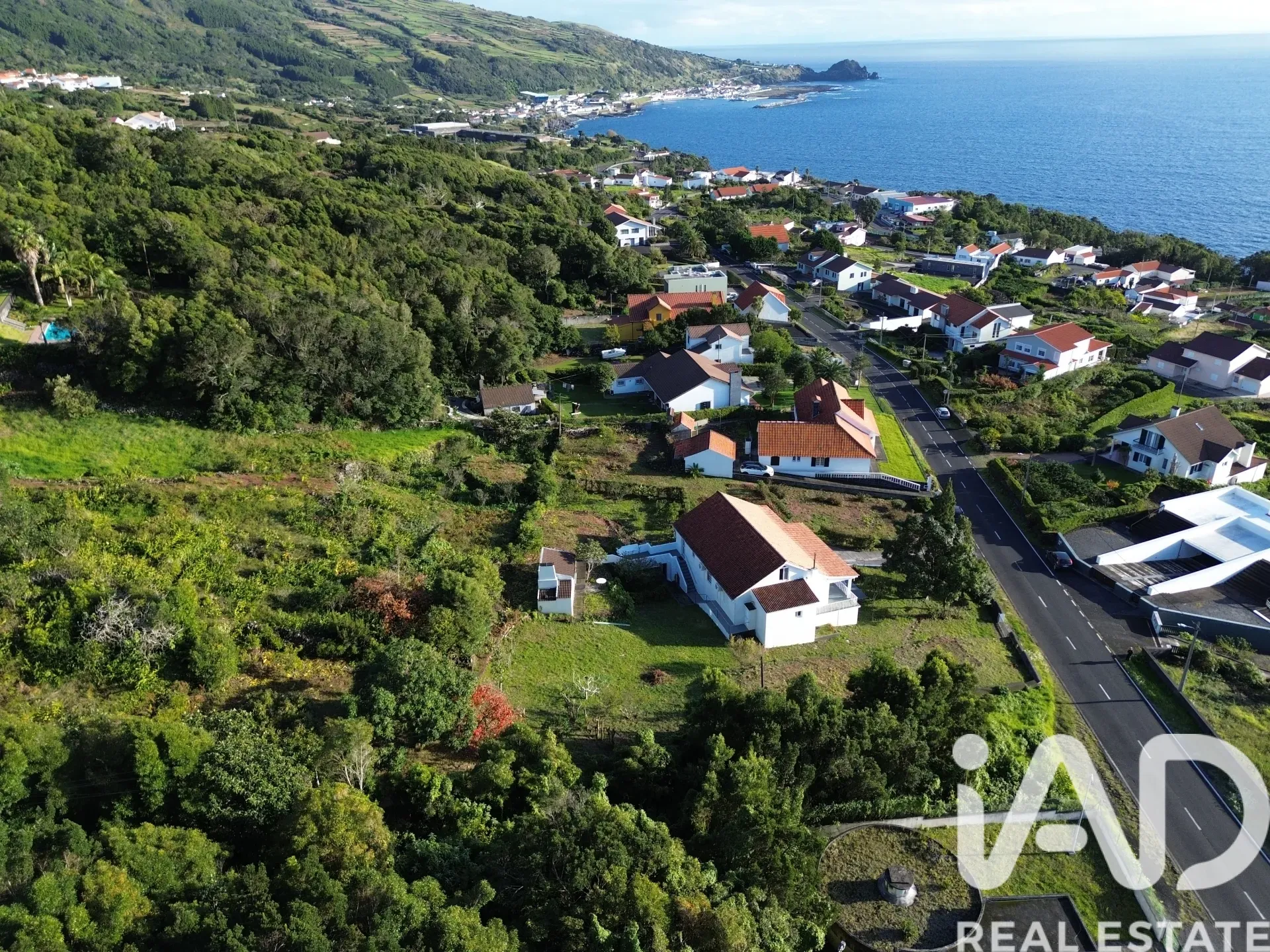Spacious 5-Bedroom Family House with Expansive Garden in Lajes do Pico - View image 29 of 33