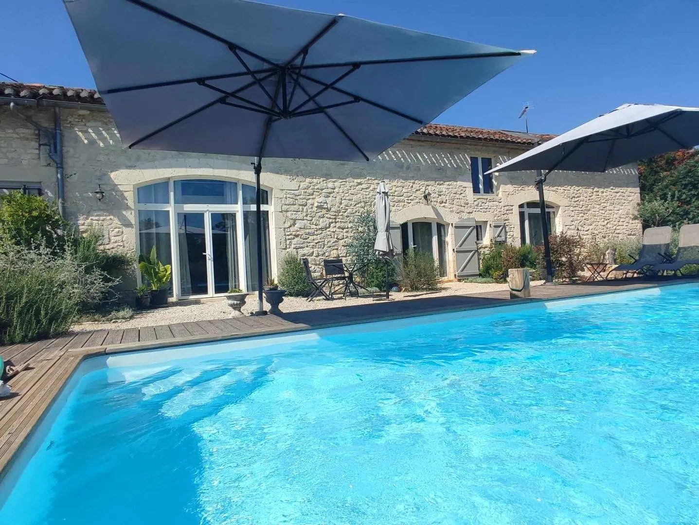 Spacious 7-Bedroom Farmhouse with Pool Near Cahors, France - Image 2