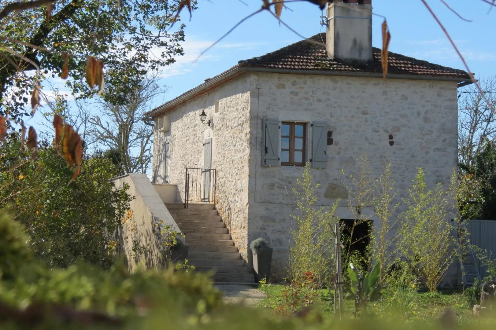Spacious 7-Bedroom Farmhouse with Pool Near Cahors, France - Image 1