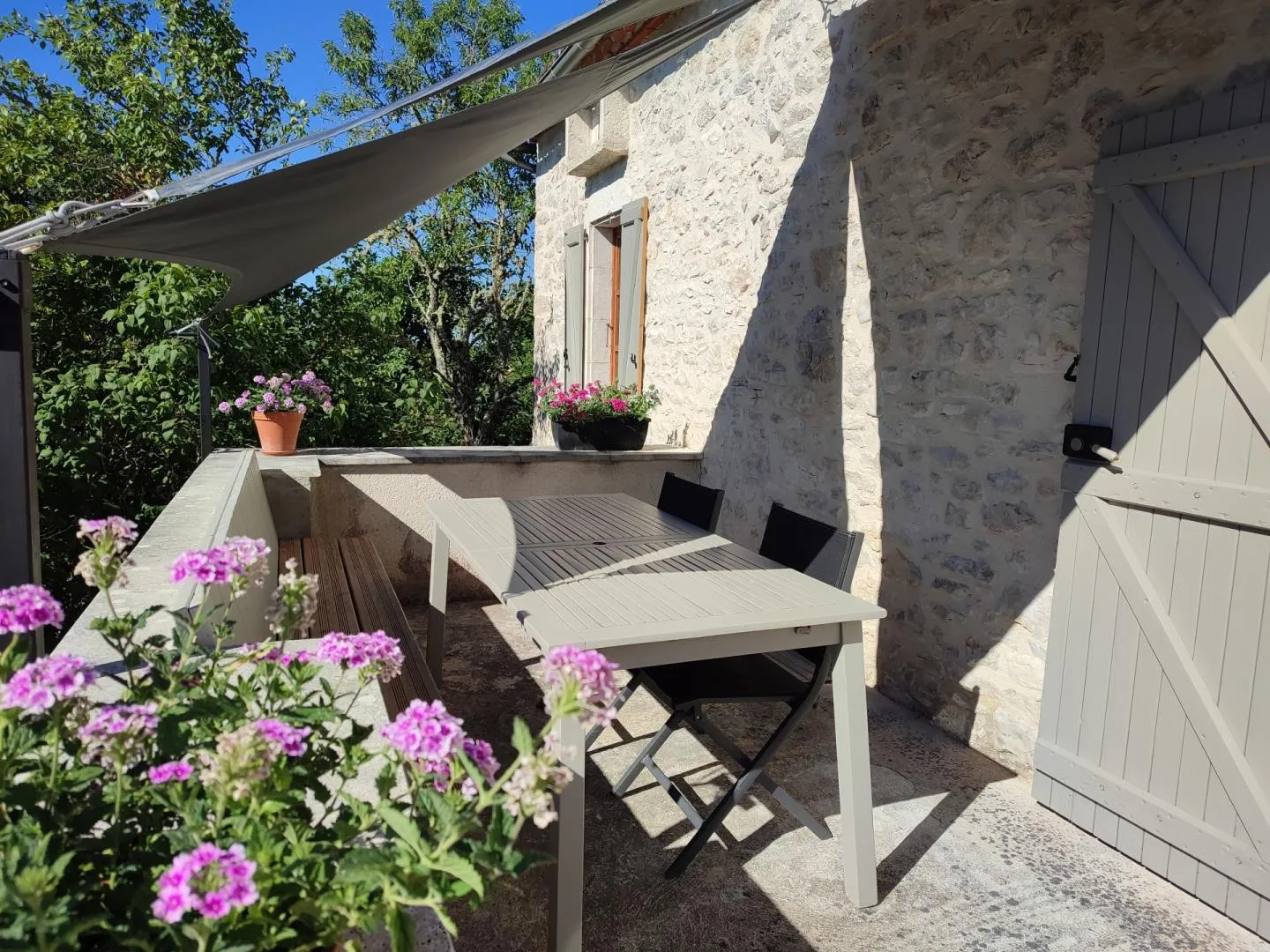 Spacious 7-Bedroom Farmhouse with Pool Near Cahors, France - Image 4