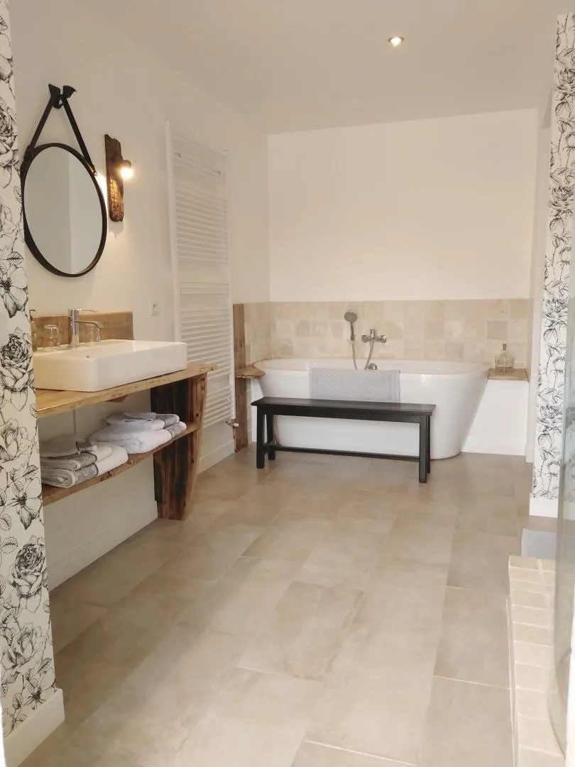 Spacious 7-Bedroom Farmhouse with Pool Near Cahors, France - View image 14 of 29