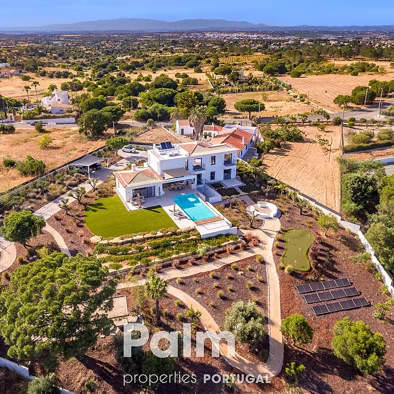 Contemporary 4-Bedroom Villa with Pool and Expansive Gardens in Carvoeiro