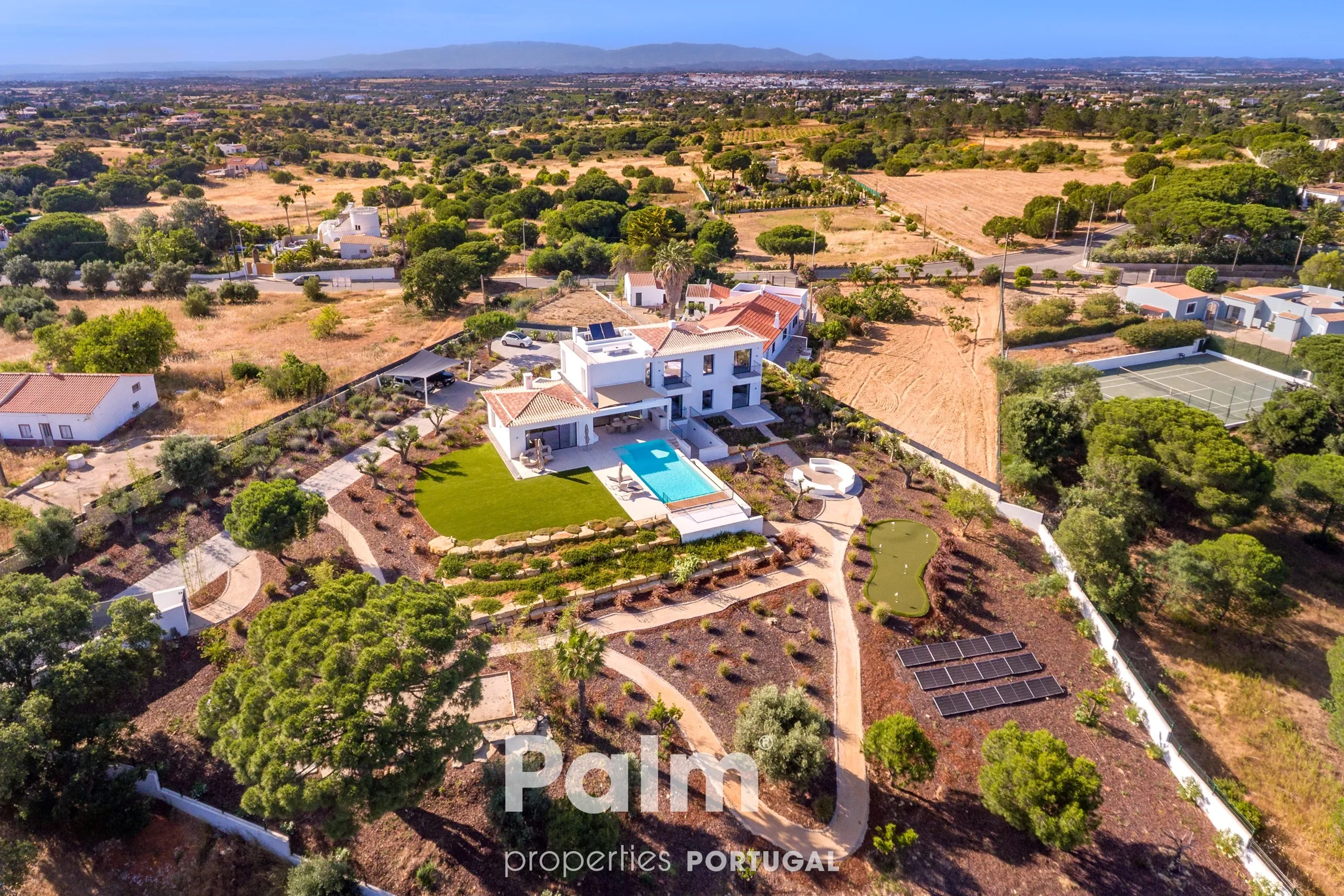Contemporary 4-Bedroom Villa with Pool and Expansive Gardens in Carvoeiro - Image 1