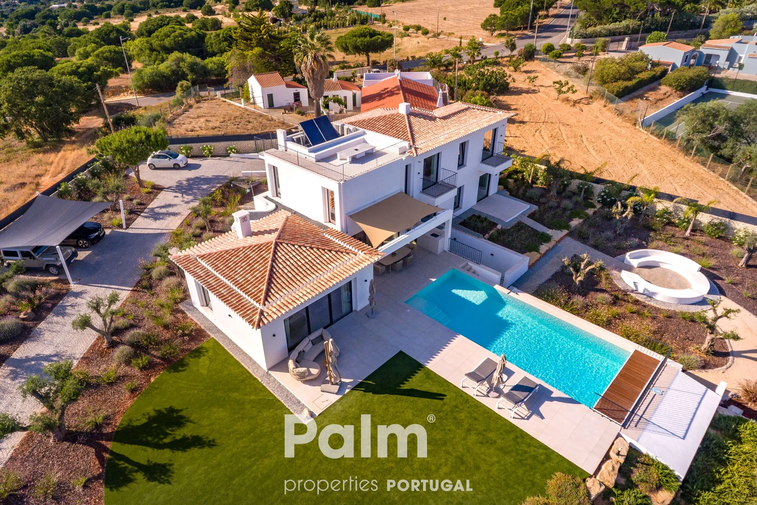 Contemporary 4-Bedroom Villa with Pool and Expansive Gardens in Carvoeiro - Image 2
