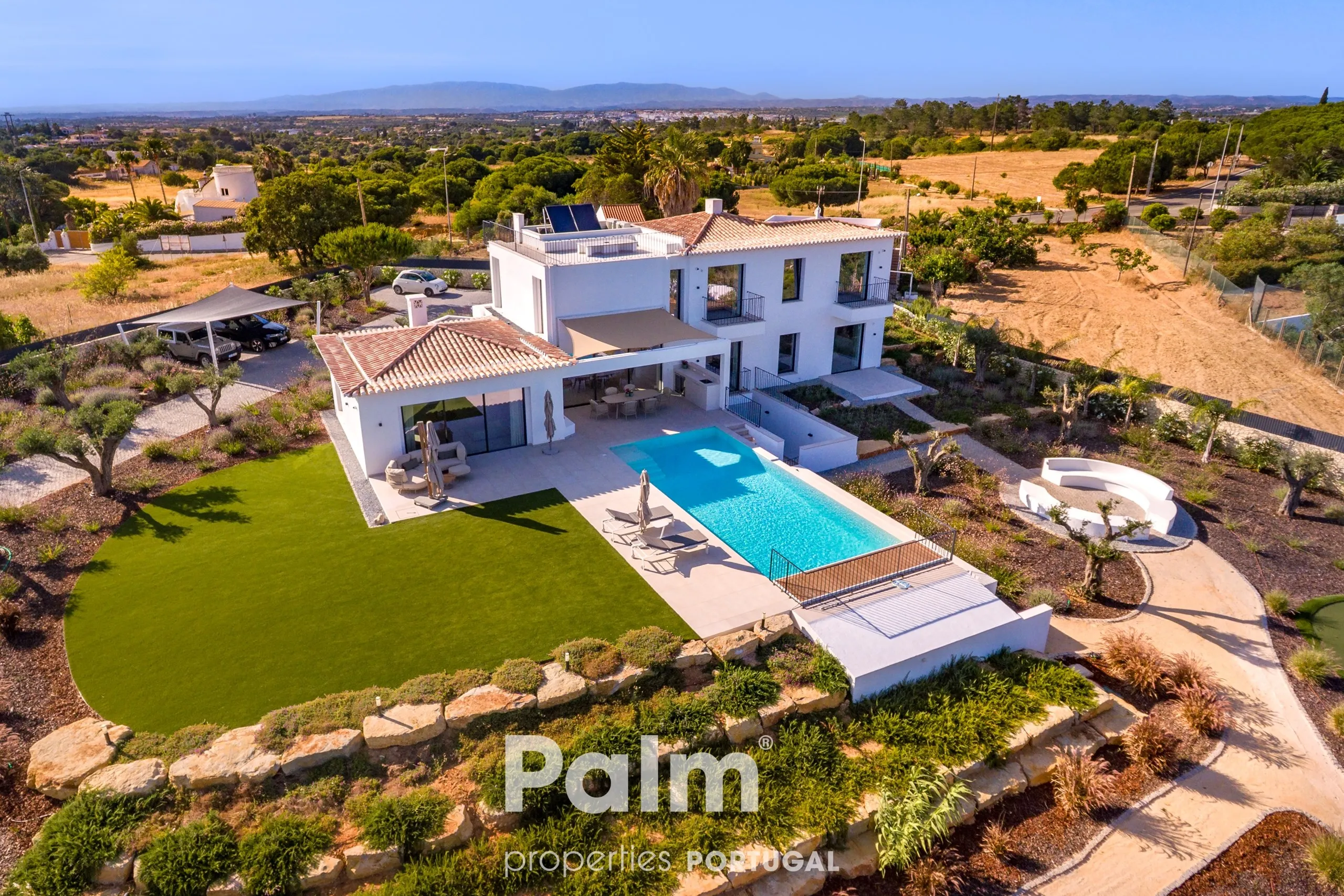 Contemporary 4-Bedroom Villa with Pool and Expansive Gardens in Carvoeiro - Image 3
