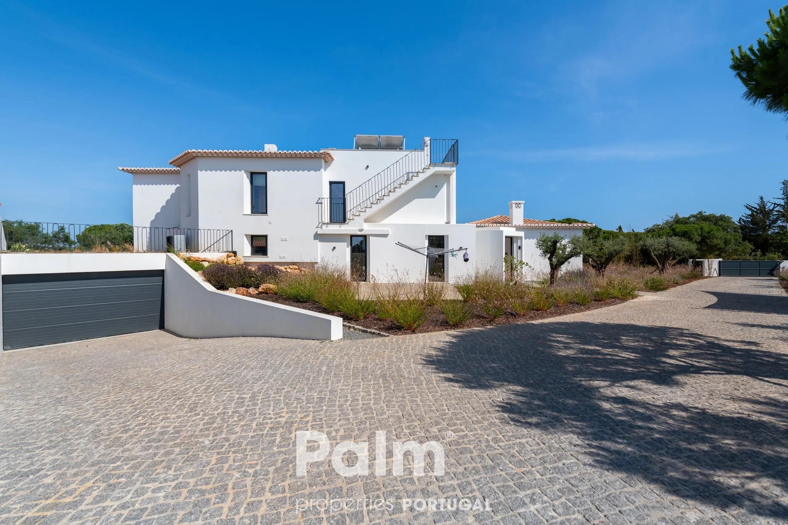 Contemporary 4-Bedroom Villa with Pool and Expansive Gardens in Carvoeiro - Image 4