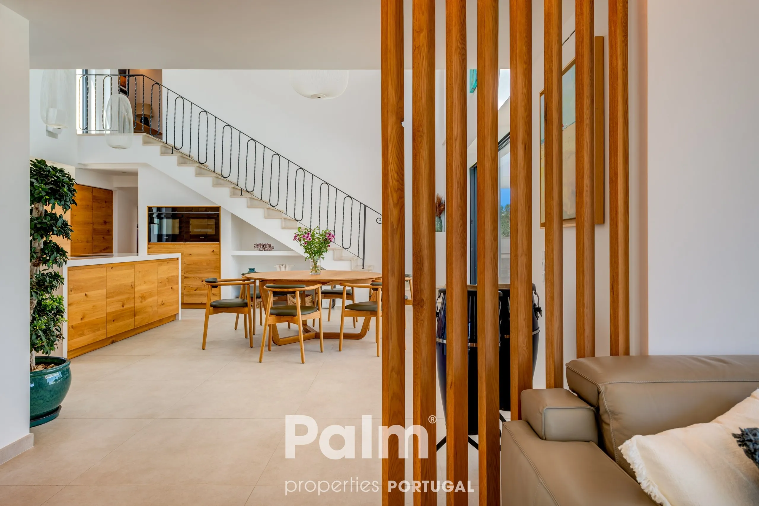 Contemporary 4-Bedroom Villa with Pool and Expansive Gardens in Carvoeiro - View image 11 of 74