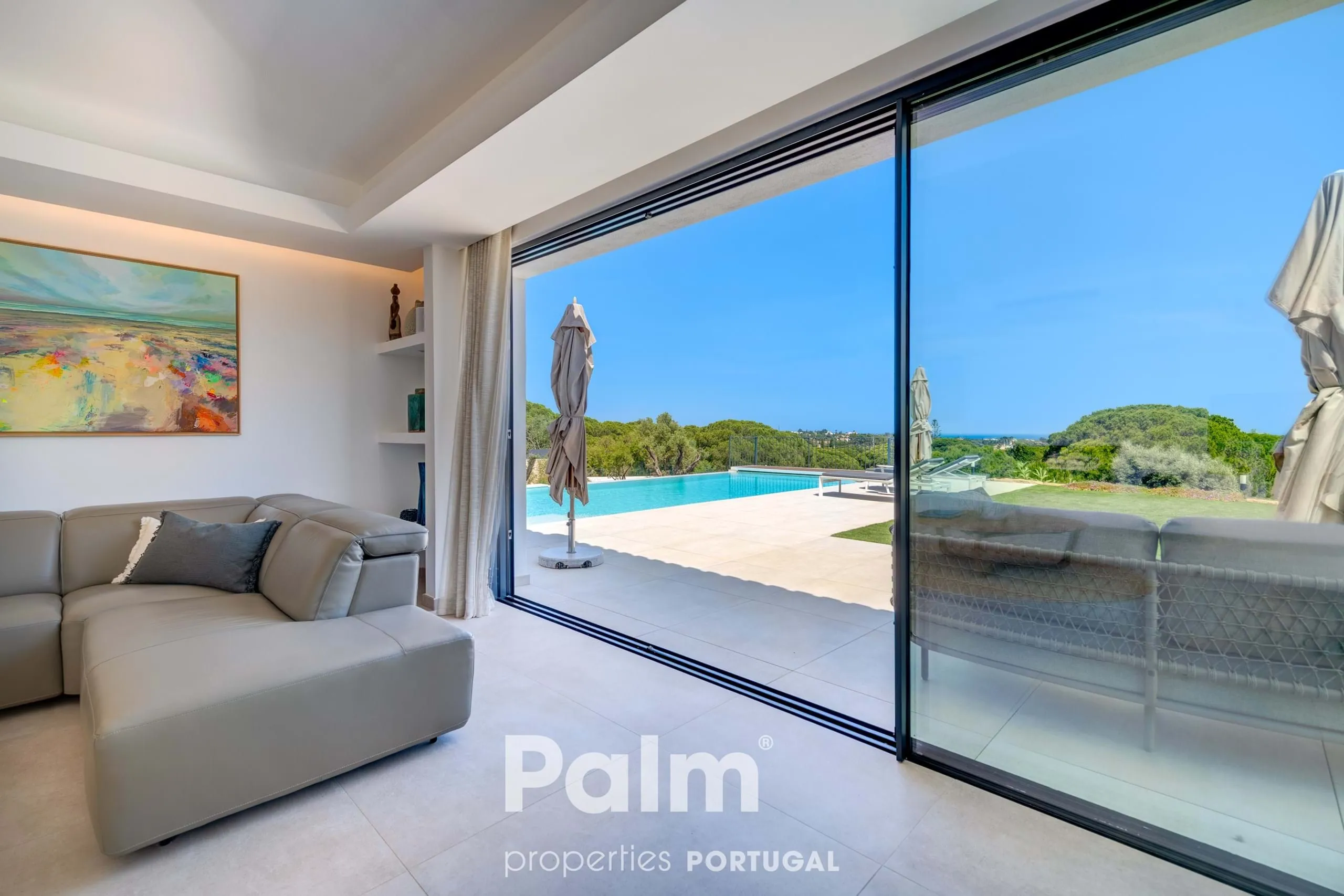 Contemporary 4-Bedroom Villa with Pool and Expansive Gardens in Carvoeiro - View image 17 of 74