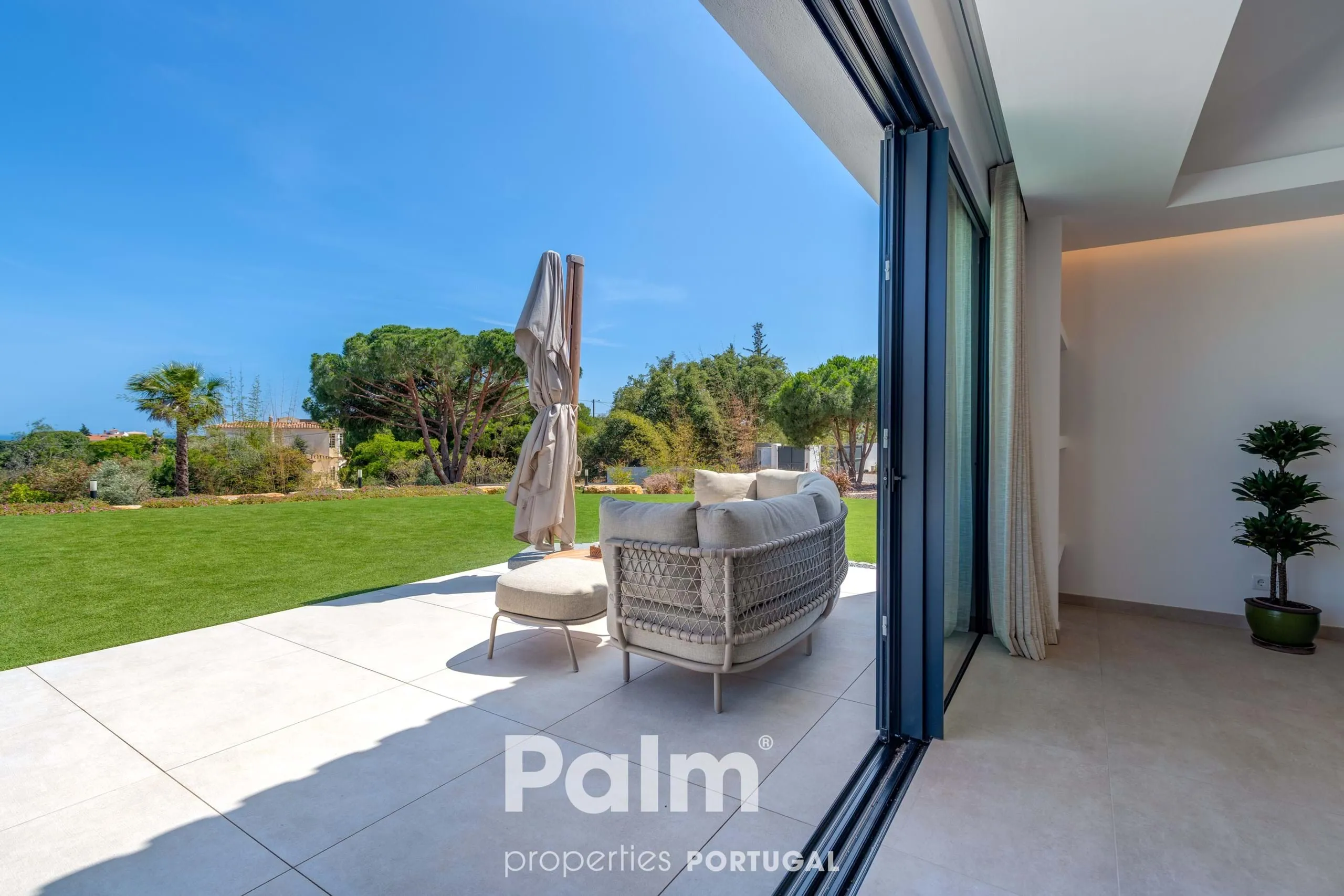Contemporary 4-Bedroom Villa with Pool and Expansive Gardens in Carvoeiro - View image 18 of 74