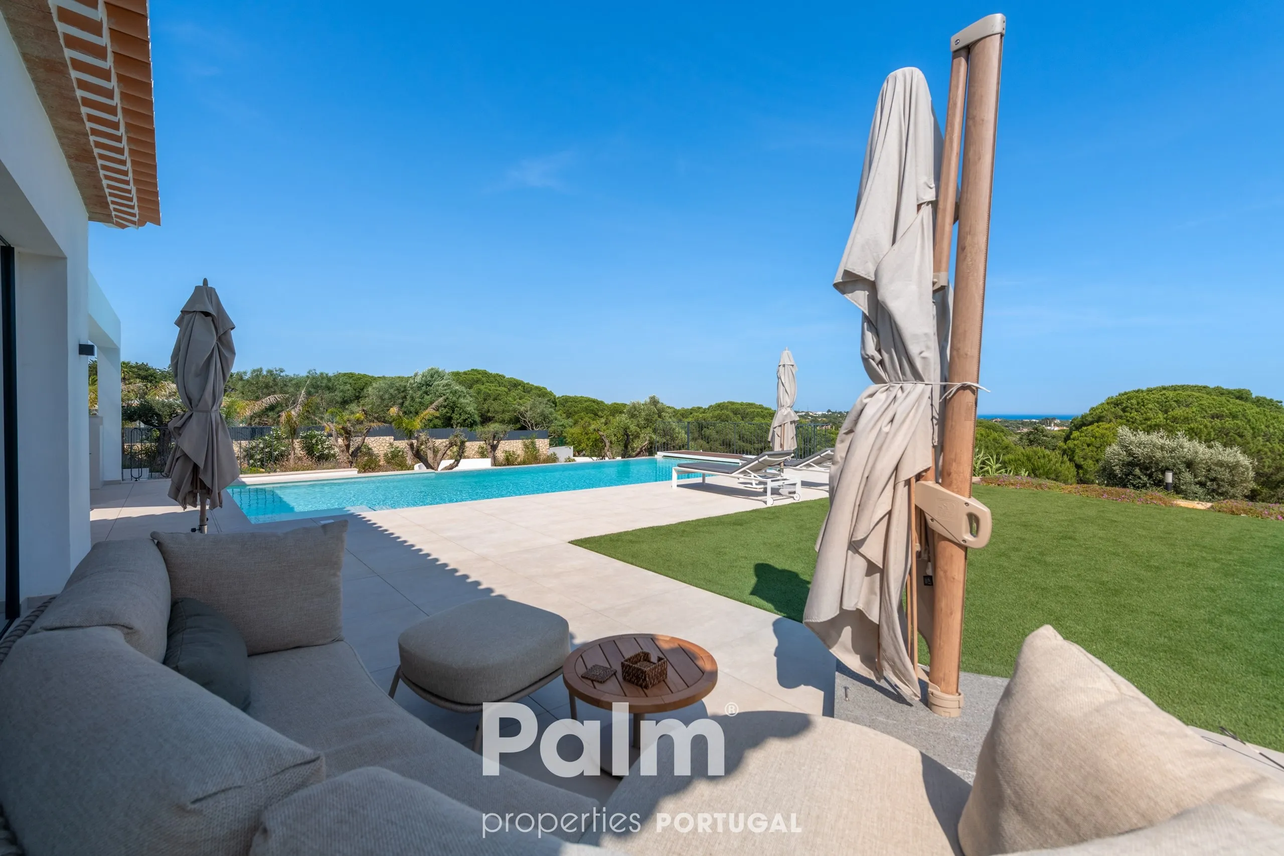 Contemporary 4-Bedroom Villa with Pool and Expansive Gardens in Carvoeiro - View image 23 of 74