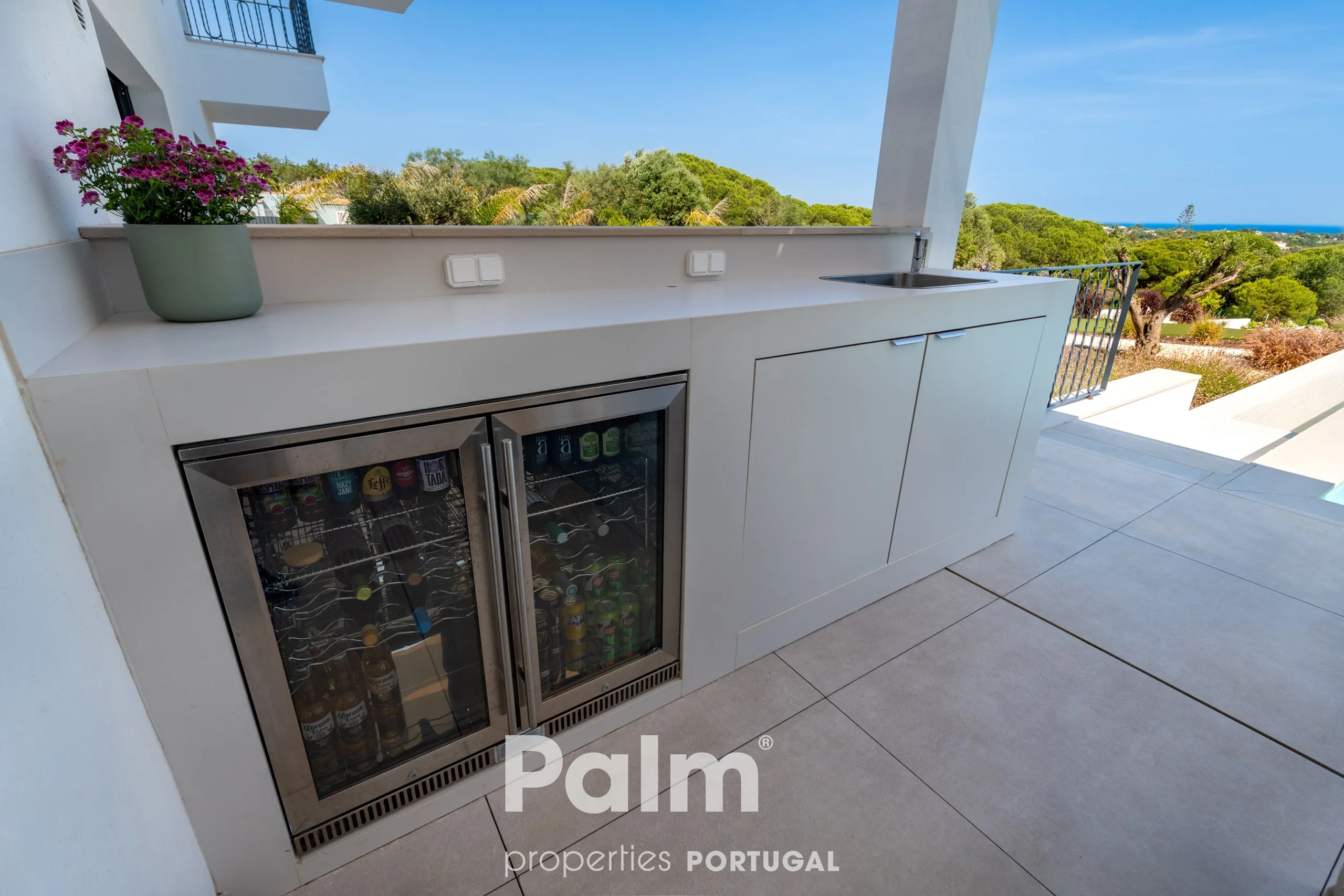 Contemporary 4-Bedroom Villa with Pool and Expansive Gardens in Carvoeiro - View image 24 of 74