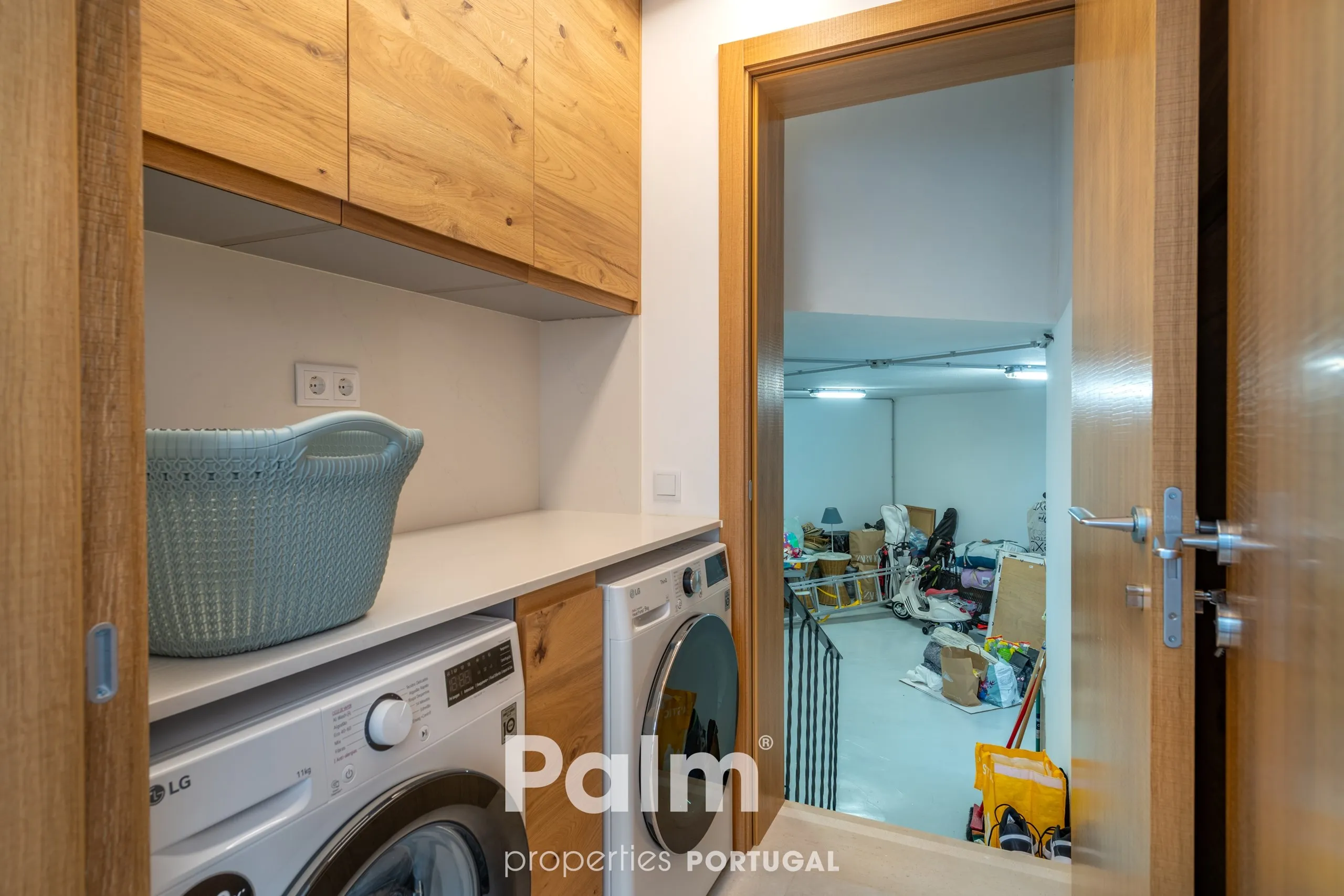 Contemporary 4-Bedroom Villa with Pool and Expansive Gardens in Carvoeiro - View image 25 of 74