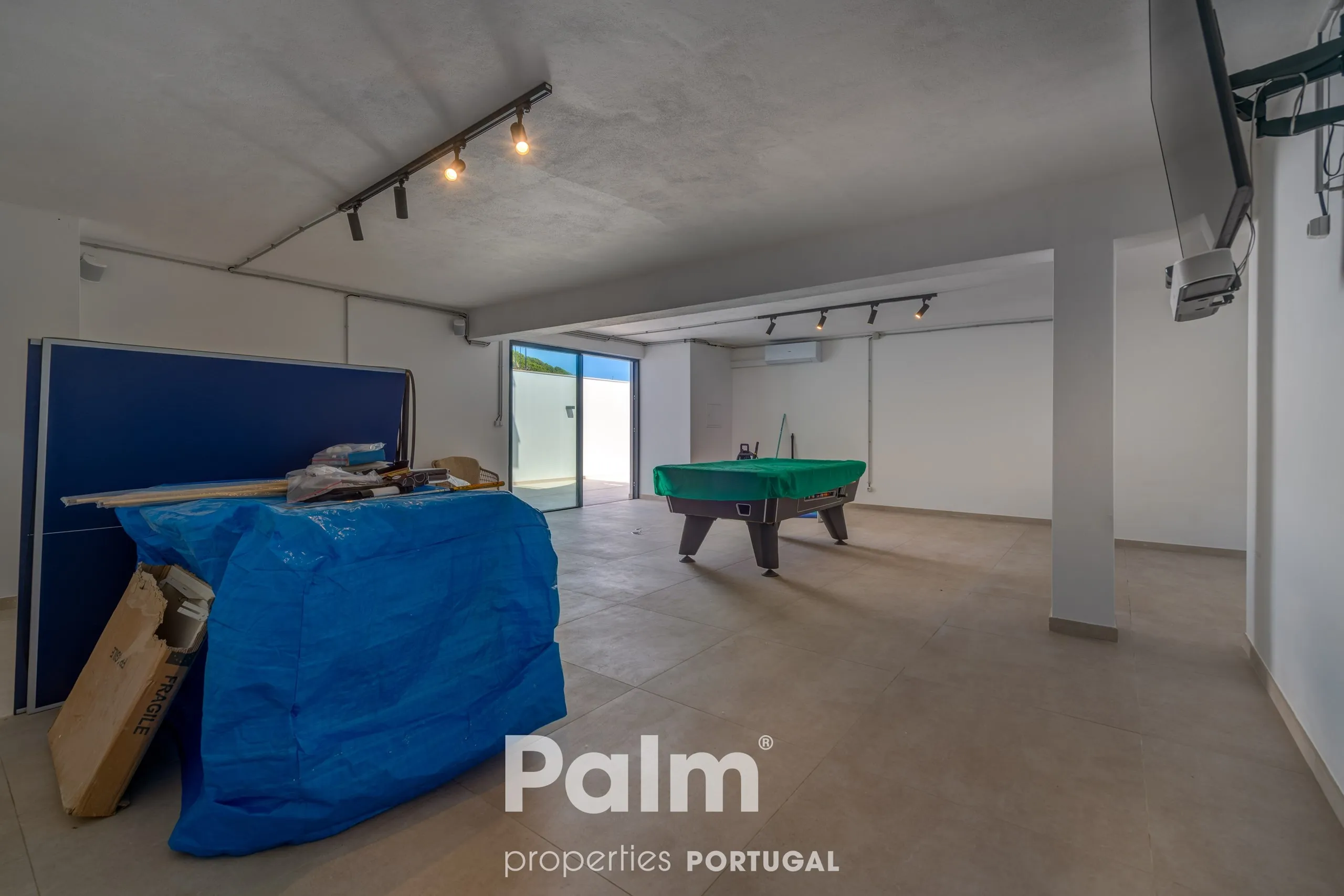 Contemporary 4-Bedroom Villa with Pool and Expansive Gardens in Carvoeiro - View image 28 of 74