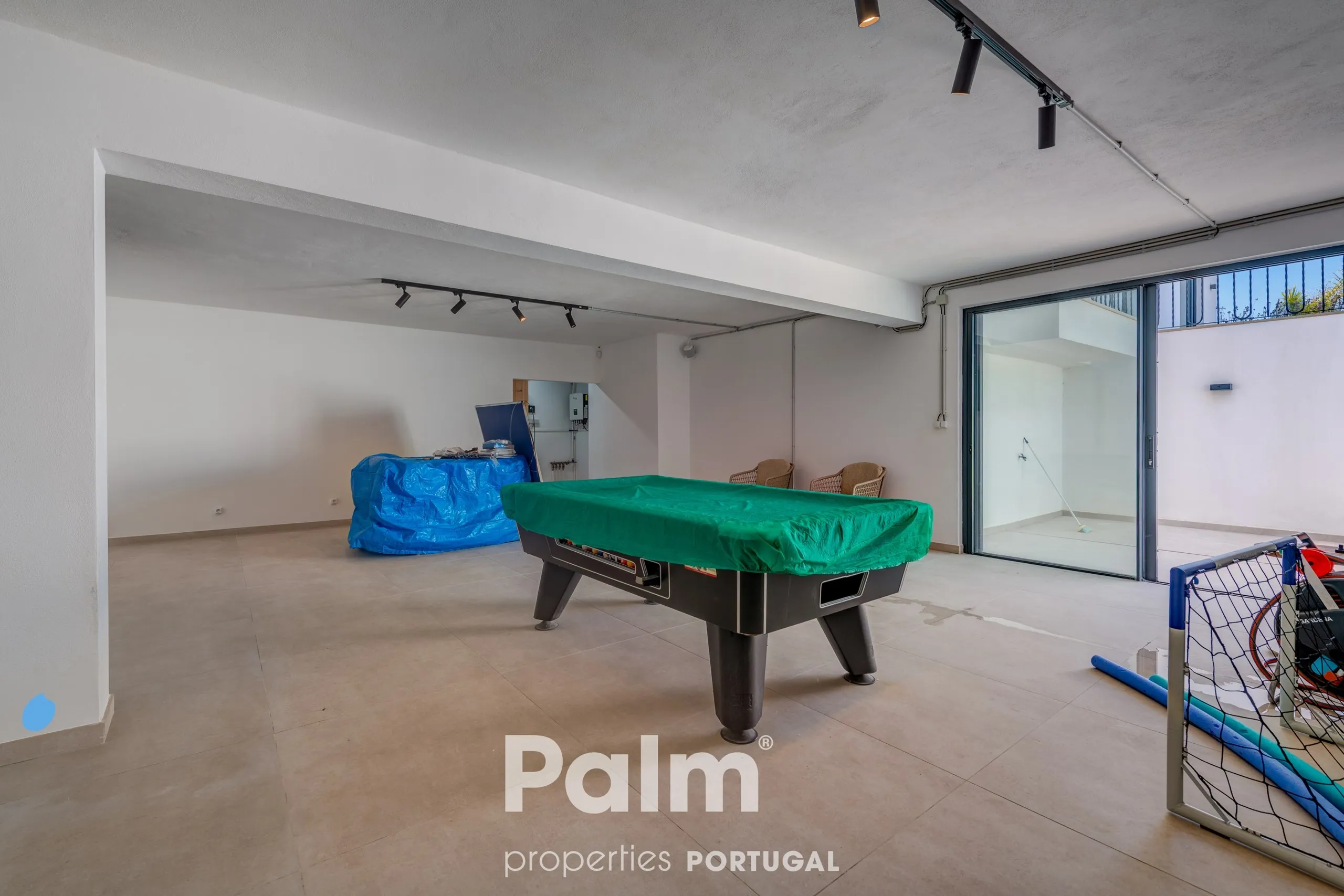 Contemporary 4-Bedroom Villa with Pool and Expansive Gardens in Carvoeiro - View image 30 of 74