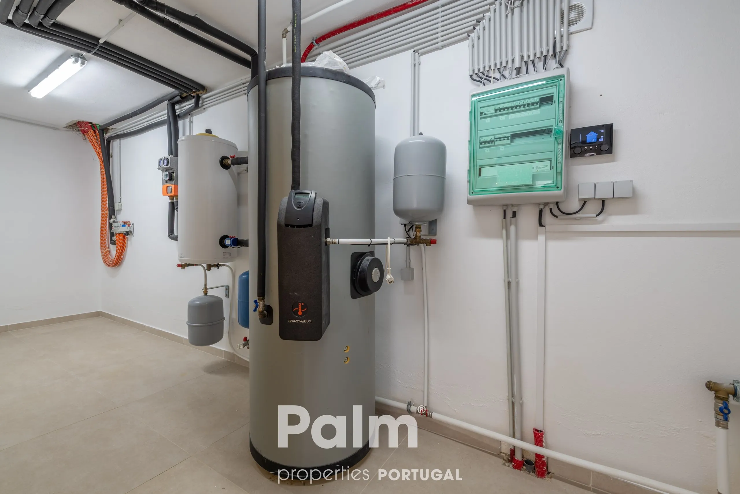 Contemporary 4-Bedroom Villa with Pool and Expansive Gardens in Carvoeiro - View image 32 of 74