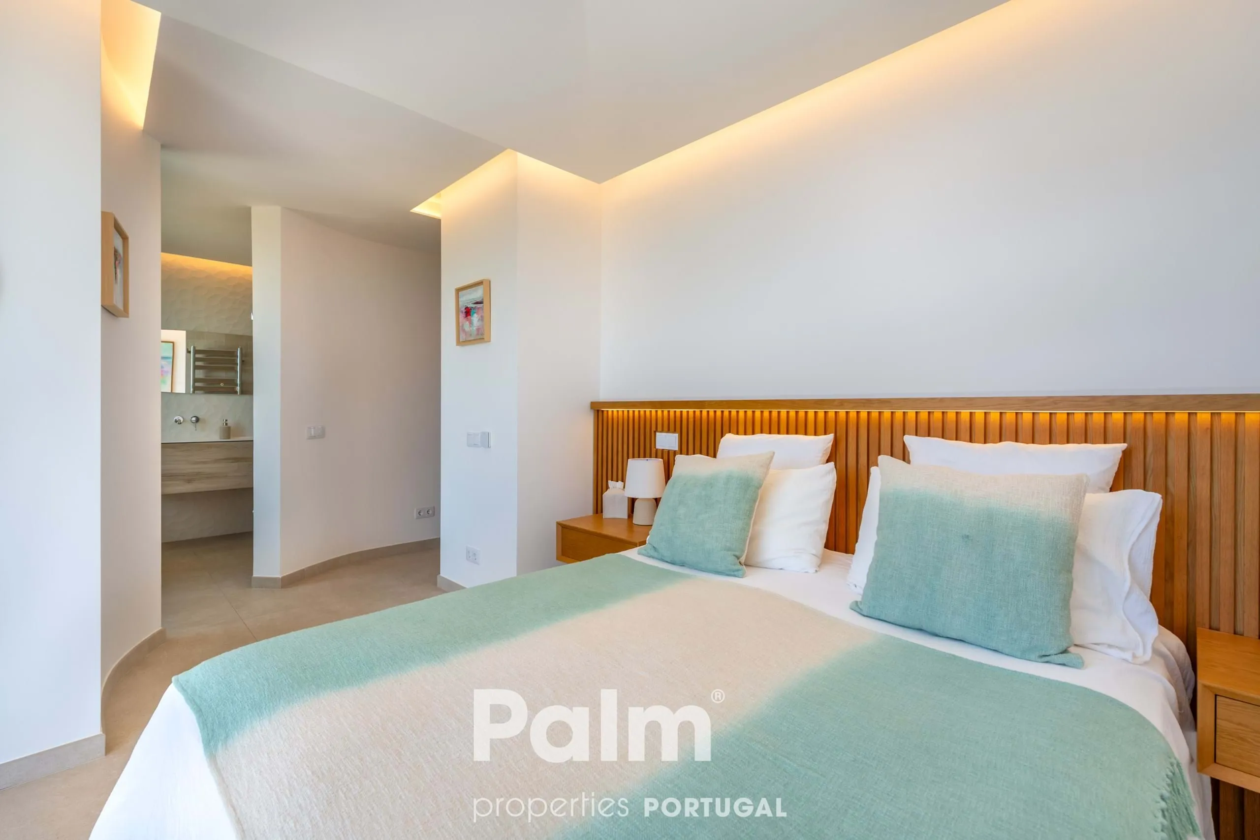 Contemporary 4-Bedroom Villa with Pool and Expansive Gardens in Carvoeiro - View image 38 of 74