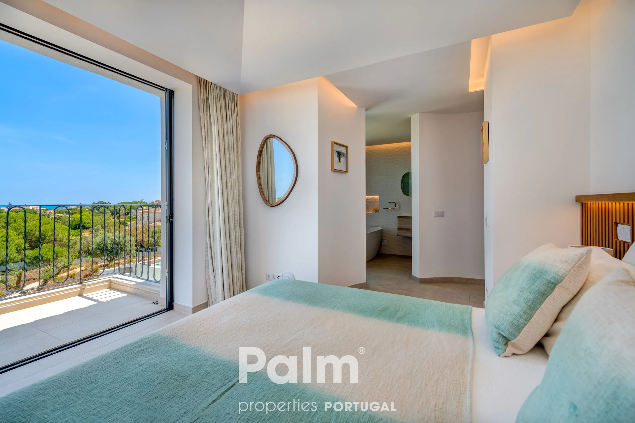 Contemporary 4-Bedroom Villa with Pool and Expansive Gardens in Carvoeiro - View image 39 of 74