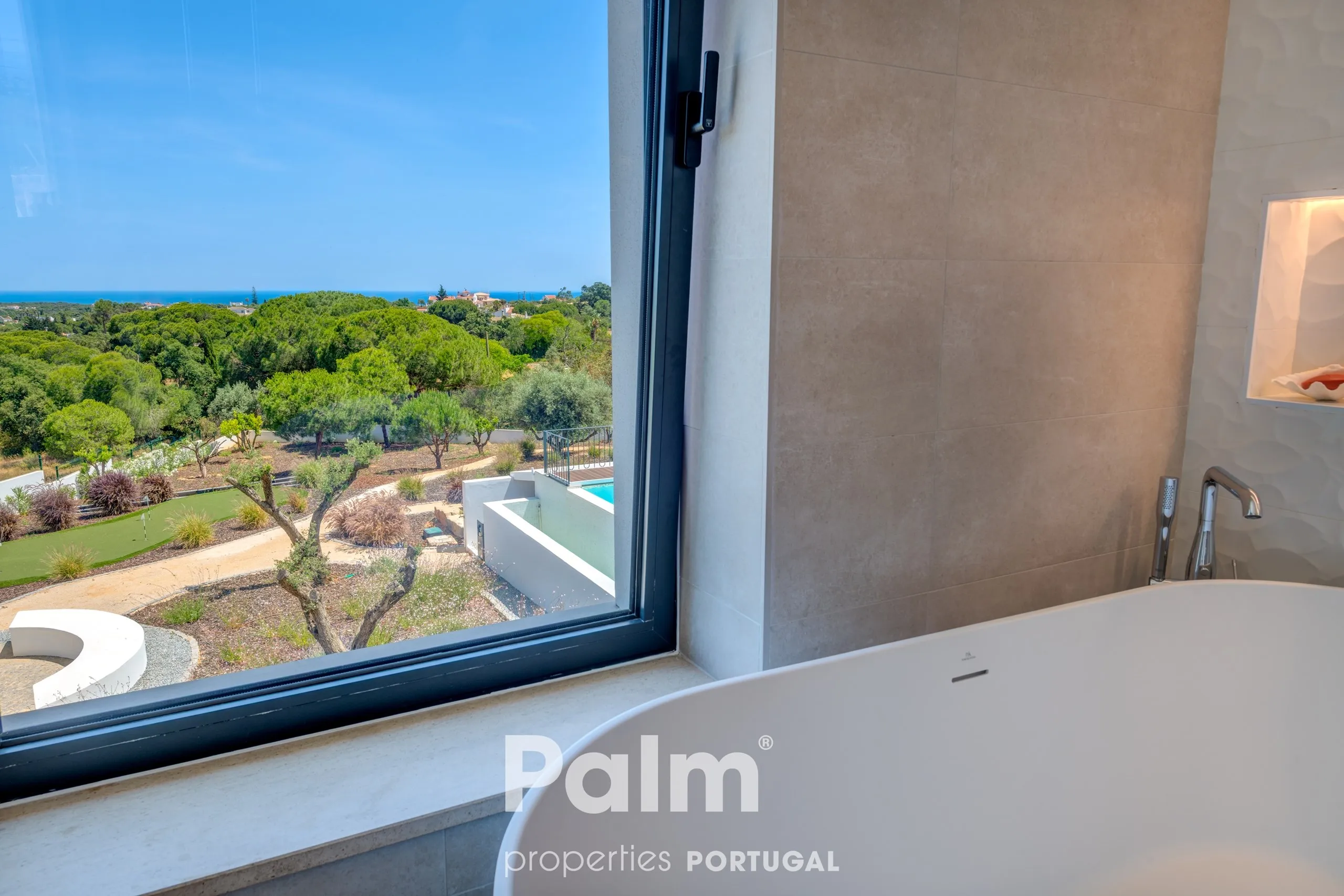 Contemporary 4-Bedroom Villa with Pool and Expansive Gardens in Carvoeiro - View image 42 of 74