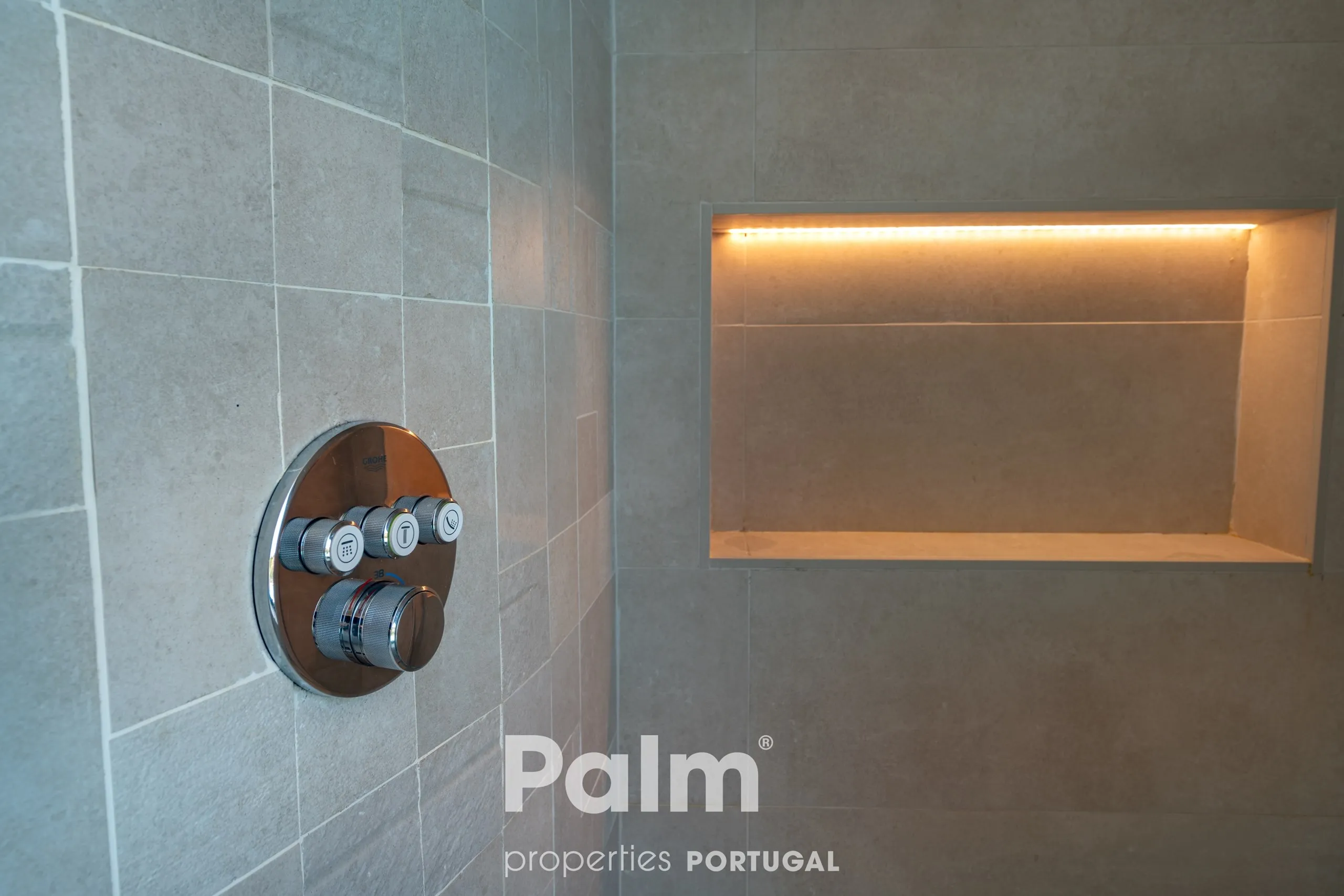 Contemporary 4-Bedroom Villa with Pool and Expansive Gardens in Carvoeiro - View image 46 of 74