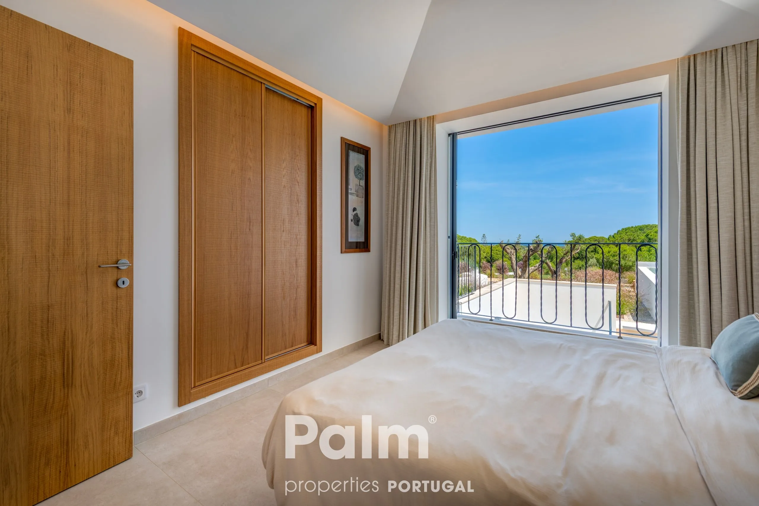 Contemporary 4-Bedroom Villa with Pool and Expansive Gardens in Carvoeiro - View image 53 of 74