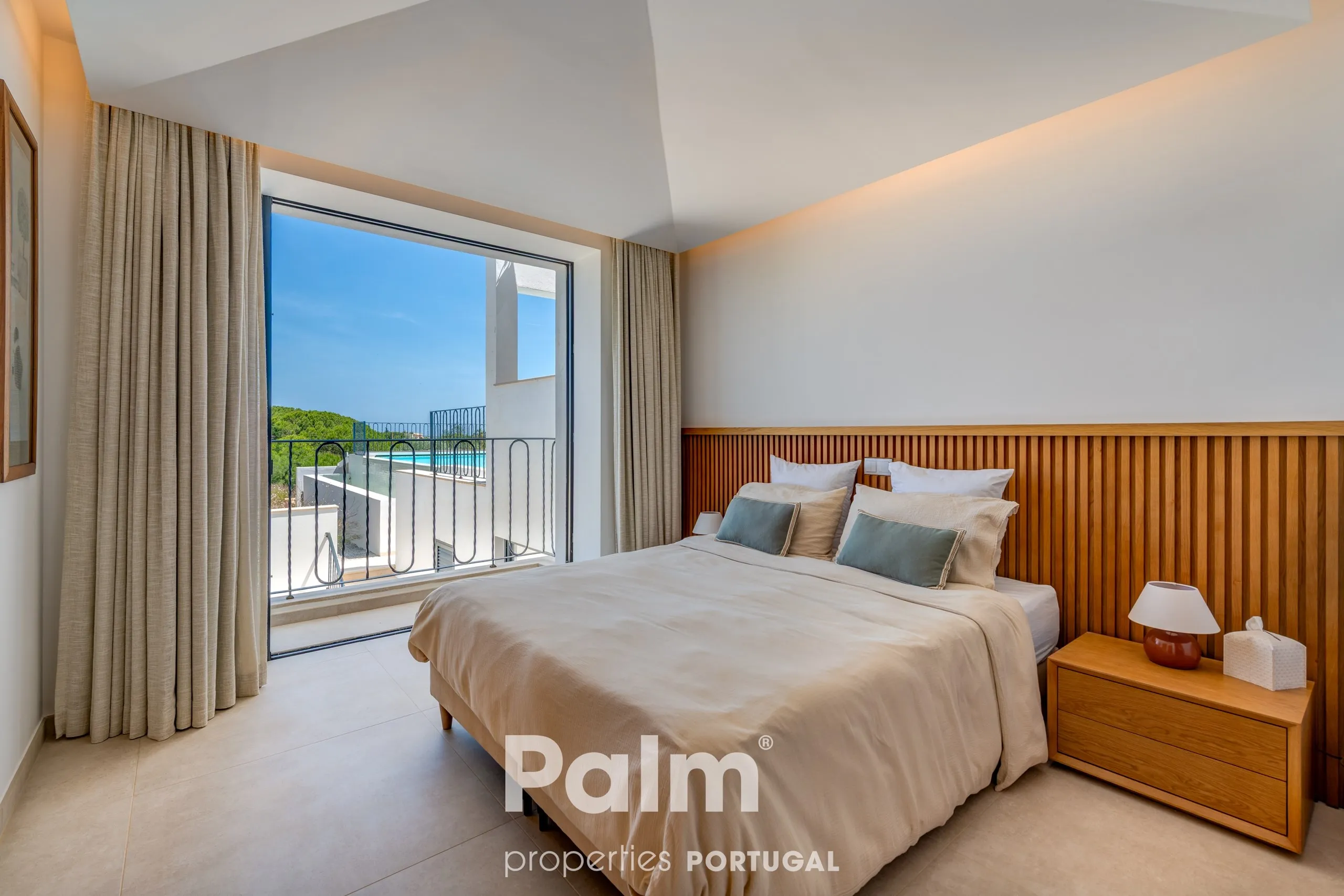 Contemporary 4-Bedroom Villa with Pool and Expansive Gardens in Carvoeiro - View image 54 of 74