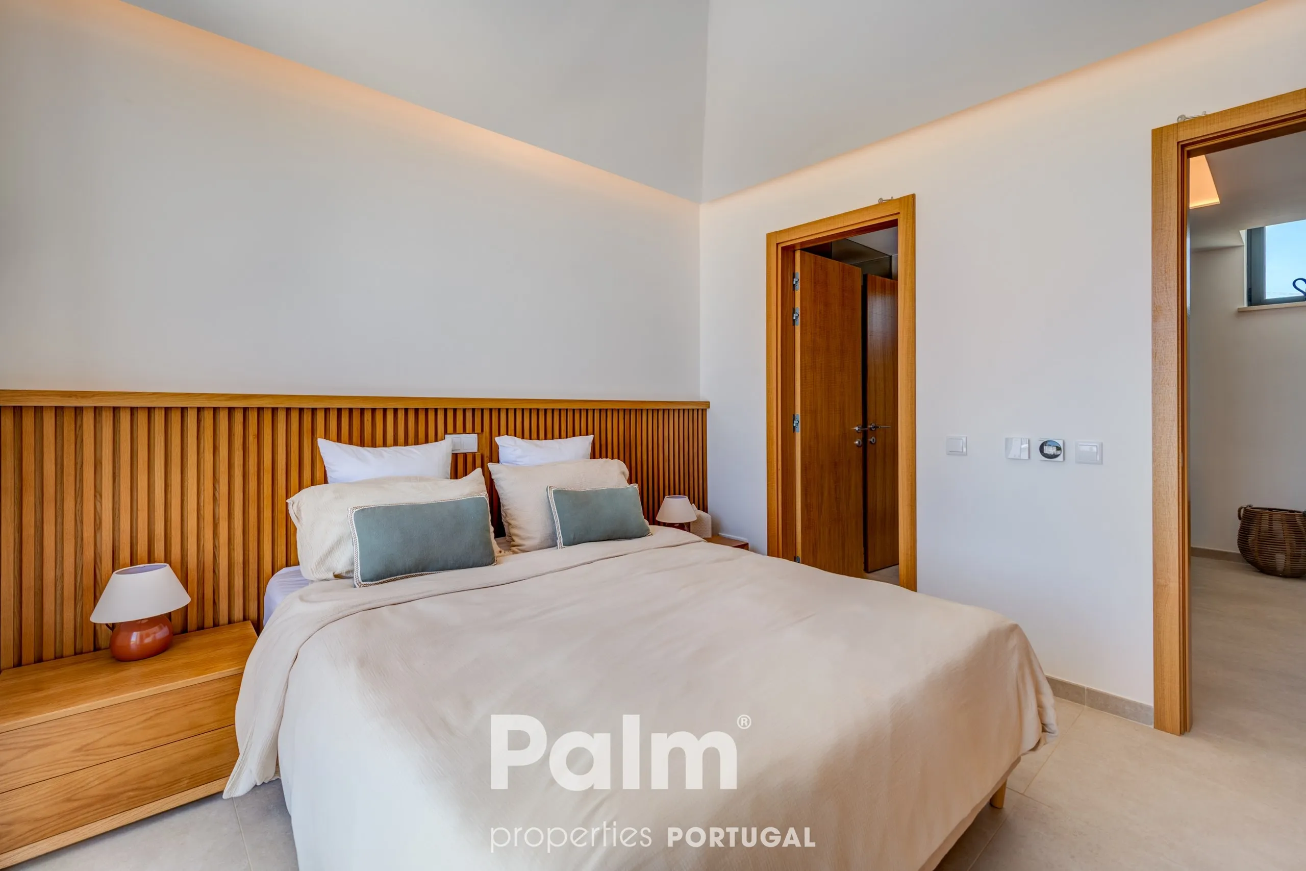 Contemporary 4-Bedroom Villa with Pool and Expansive Gardens in Carvoeiro - View image 55 of 74